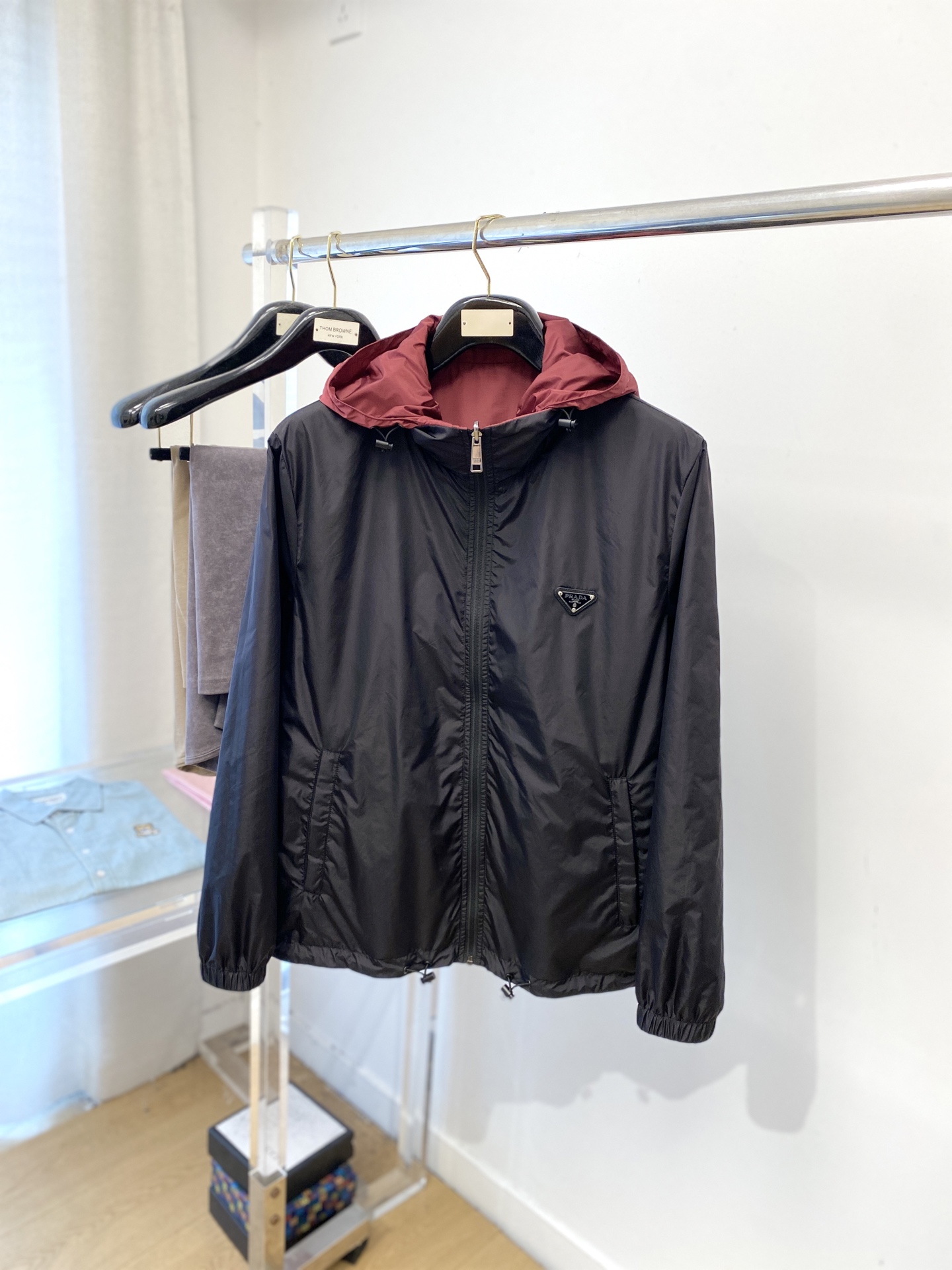 普拉达、2025新品双面穿夹克外套，时尚帅气，简约百搭款，胸前五金装饰三角标logo，定制原版面料，不仅