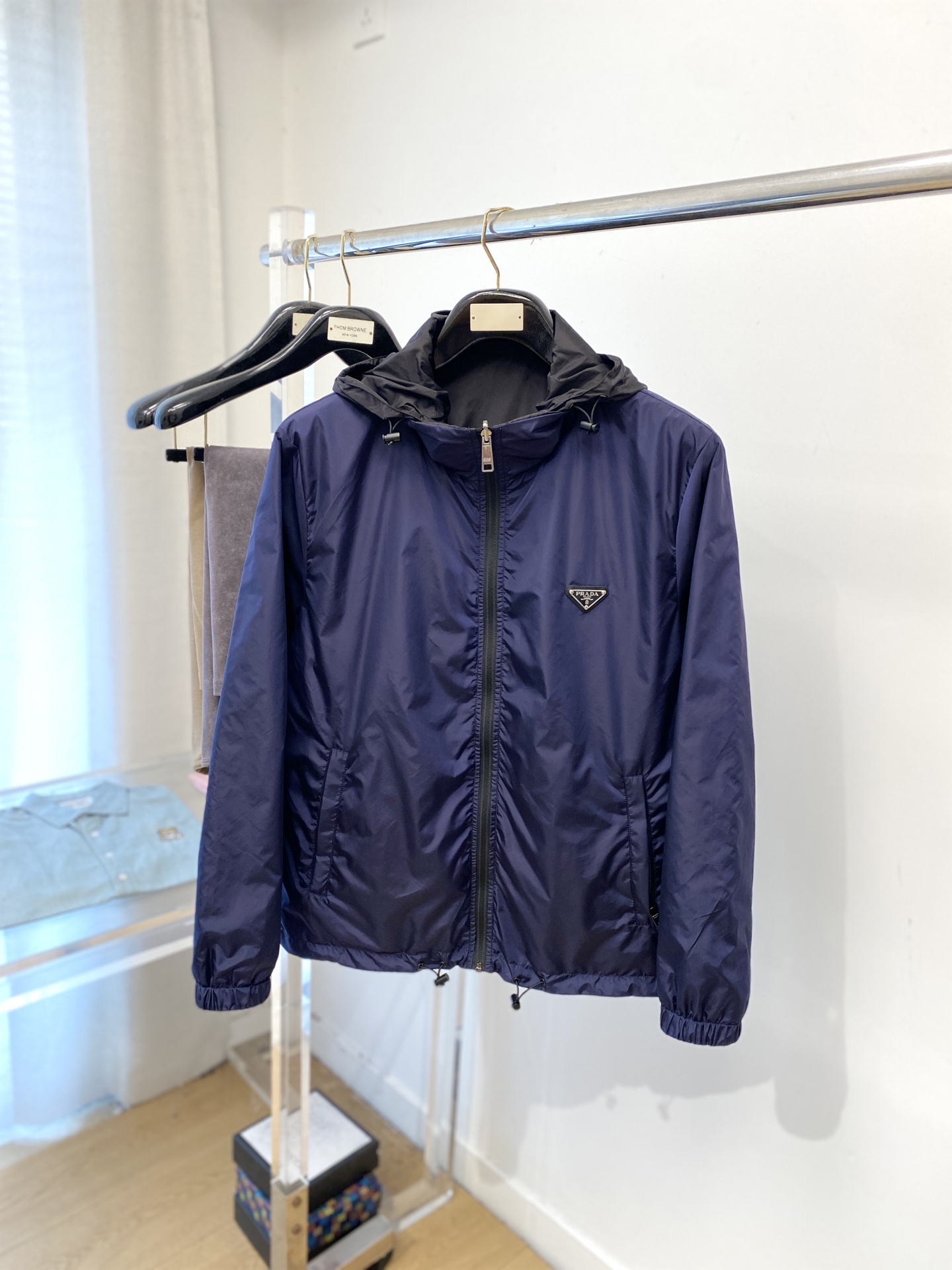 NO:548233,Prada, 2025 new double-sided jacket, fashionable and handsome, simple and versatile style, chest hardware decorative triangle logo, customized original fabric, not only crisp, maintains the trendy silhouette, and is comfortable to wear, the yarn weaving is more delicate, the number M-3XL, prada, jackets & coats, jackets & coats, alexander wang19860909普拉达、2025新品双面穿夹克外套,时尚帅气,简约百搭款,胸前五金装饰三角标logo,定制原版面料,不仅挺括,保持潮流的廓形,又穿着舒适,纱织更细腻,码数M-3XL,,prada,jackets & coats,jackets & coats,alexander wang,Men's clothing