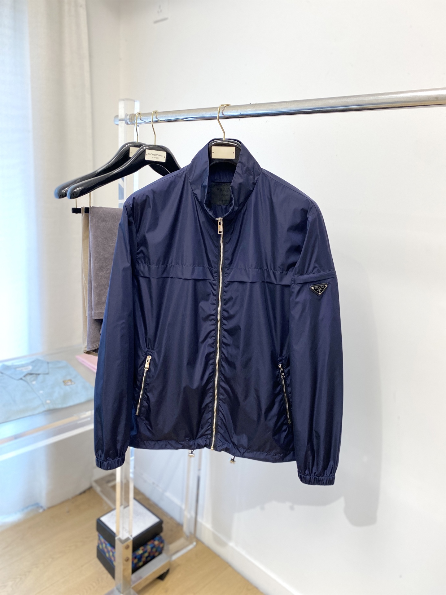 NO:540637,Prada, 2025 new jacket jacket, fashionable and handsome, simple and versatile style, cuff hardware decorative triangle logo, customized original fabric, not only crisp, maintains the trendy silhouette, and is comfortable to wear, the yarn weaving is more delicate, the number M-3XL P,, prada, jackets & coats, jackets & coats, alexander wang19860909普拉达、2025新品夹克外套,时尚帅气,简约百搭款,袖口五金装饰三角标logo,定制原版面料,不仅挺括,保持潮流的廓形,又穿着舒适,纱织更细腻,码数M-3XL P,,prada,jackets & coats,jackets & coats,alexander wang,Men's clothing