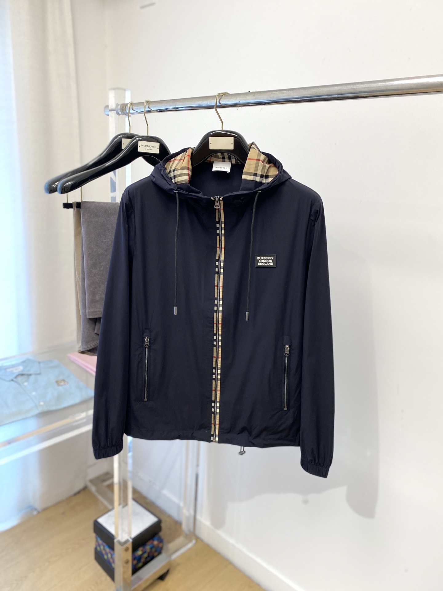 NO:540635,Burberry, 2025 new jacket jacket, fashionable and handsome, simple and versatile style, embroidered decorative letter logo on the chest, customized original fabric, not only crisp, maintains the trendy silhouette, and is comfortable to wear, and the yarn weaving is more delicate, code M-3XL, burberry, jackets & coats, jackets & coats, alexander wang19860909巴宝莉、2025新品夹克外套,时尚帅气,简约百搭款,胸前刺绣装饰字母logo,定制原版面料,不仅挺括,保持潮流的廓形,又穿着舒适,纱织更细腻,码数M-3XL,,burberry,jackets & coats,jackets & coats,alexander wang,Men's clothing