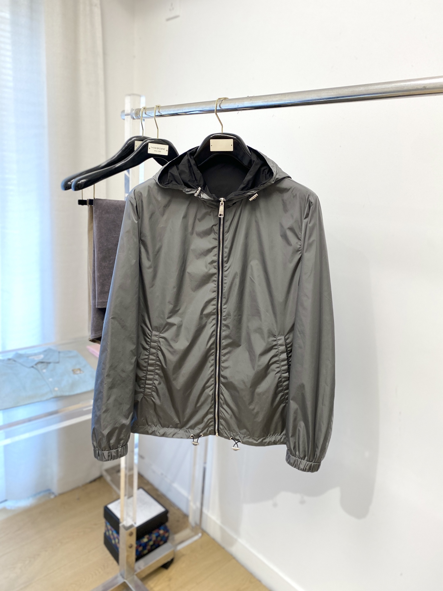 NO:540639,Prada, 2025 new double-sided jacket, fashionable and handsome, simple and versatile style, chest hardware decorative triangle logo, customized original fabric, not only crisp, maintains the trendy silhouette, and is comfortable to wear, the yarn weaving is more delicate, the number M-3XL P,, prada, jackets & coats, jackets & coats, alexander wang19860909普拉达、2025新品双面穿夹克外套,时尚帅气,简约百搭款,胸前五金装饰三角标logo,定制原版面料,不仅挺括,保持潮流的廓形,又穿着舒适,纱织更细腻,码数M-3XL P,,prada,jackets & coats,jackets & coats,alexander wang,Men's clothing