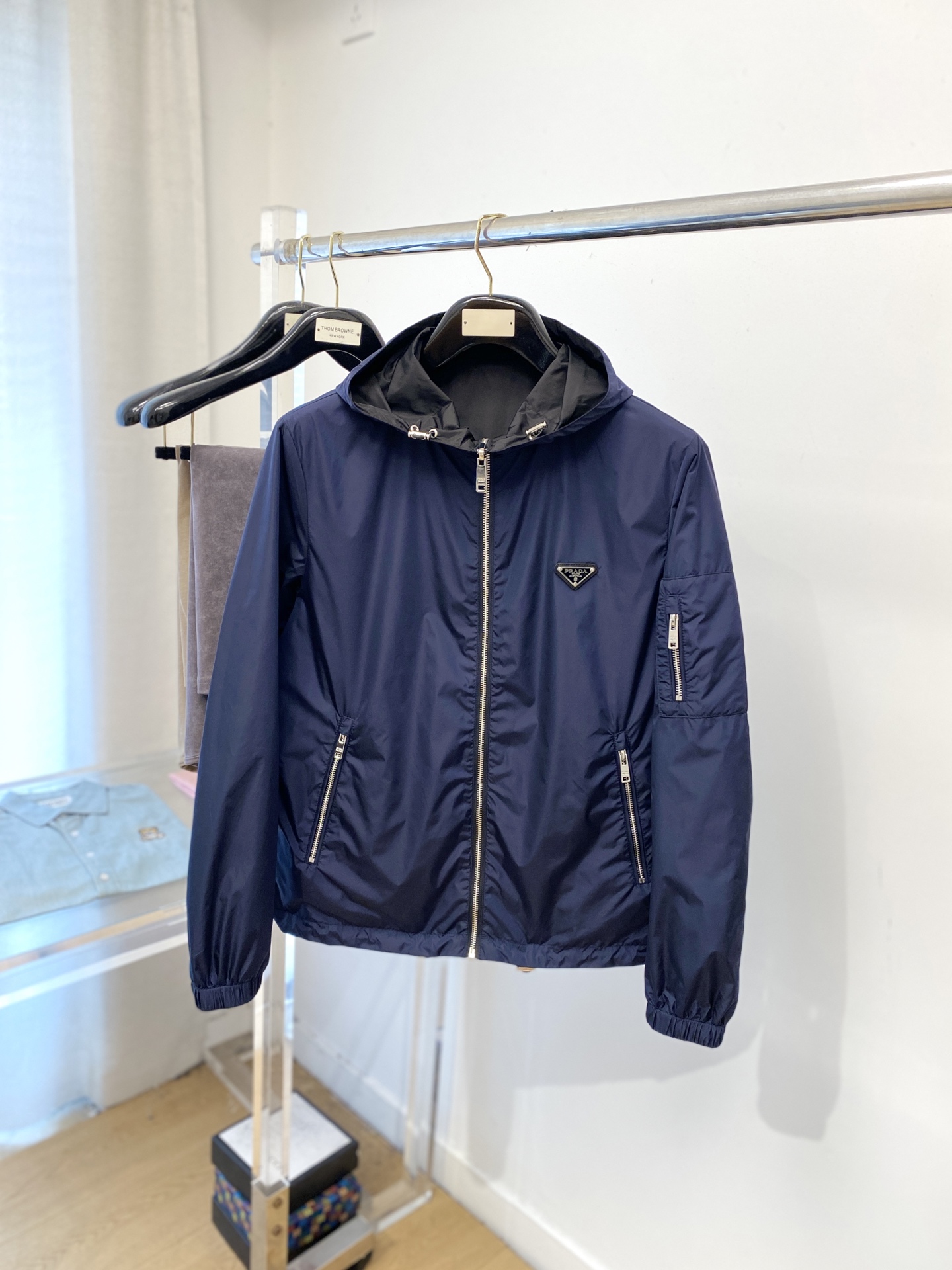 NO:540620,Prada, 2025 new double-sided jacket, fashionable and handsome, simple and versatile style, chest hardware decorative triangle logo, customized original fabric, not only crisp, maintains the trendy silhouette, and is comfortable to wear, the yarn weaving is more delicate, the number M-3XL P,, prada, jackets & coats, jackets & coats, alexander wang19860909普拉达、2025新品双面穿夹克外套,时尚帅气,简约百搭款,胸前五金装饰三角标logo,定制原版面料,不仅挺括,保持潮流的廓形,又穿着舒适,纱织更细腻,码数M-3XL P,,prada,jackets & coats,jackets & coats,alexander wang,Men's clothing