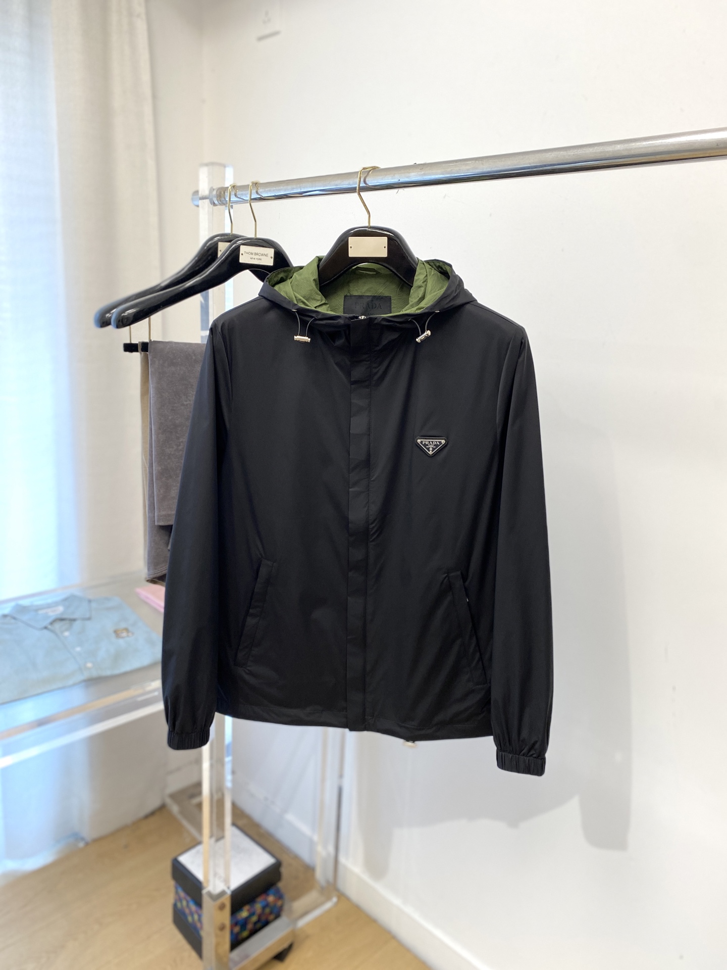 NO:548237,Prada, 2025 new jacket jacket, fashionable and handsome, simple and versatile style, chest hardware decorative triangle logo, customized original fabric, not only crisp, maintains the trendy silhouette, and is comfortable to wear, the yarn weaving is more delicate, the number M-3XL, prada, jackets & coats, jackets & coats, alexander wang19860909普拉达、2025新品夹克外套,时尚帅气,简约百搭款,胸前五金装饰三角标logo,定制原版面料,不仅挺括,保持潮流的廓形,又穿着舒适,纱织更细腻,码数M-3XL,,prada,jackets & coats,jackets & coats,alexander wang,Men's clothing