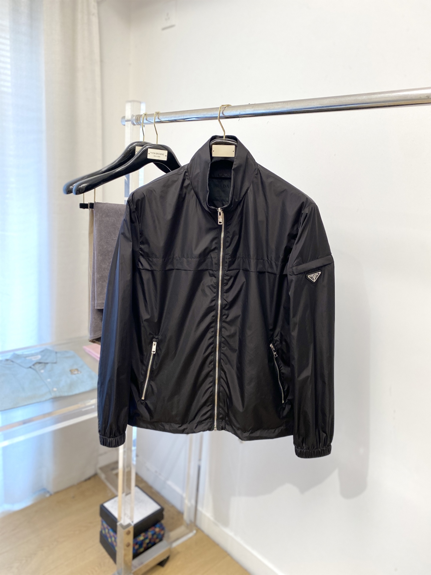 NO:548241,Prada, 2025 new jacket, fashionable and handsome, simple and versatile, cuff hardware decorated with triangle logo, customized original fabric, not only crisp and trendy silhouette, but also comfortable to wear, more delicate yarn weaving, size M-3XL,, prada, jackets & coats, jackets & coats, alexander wang19860909普拉达、2025新品夹克外套,时尚帅气,简约百搭款,袖口五金装饰三角标logo,定制原版面料,不仅挺括,保持潮流的廓形,又穿着舒适,纱织更细腻,码数M-3XL,,prada,jackets & coats,jackets & coats,alexander wang,Men's clothing