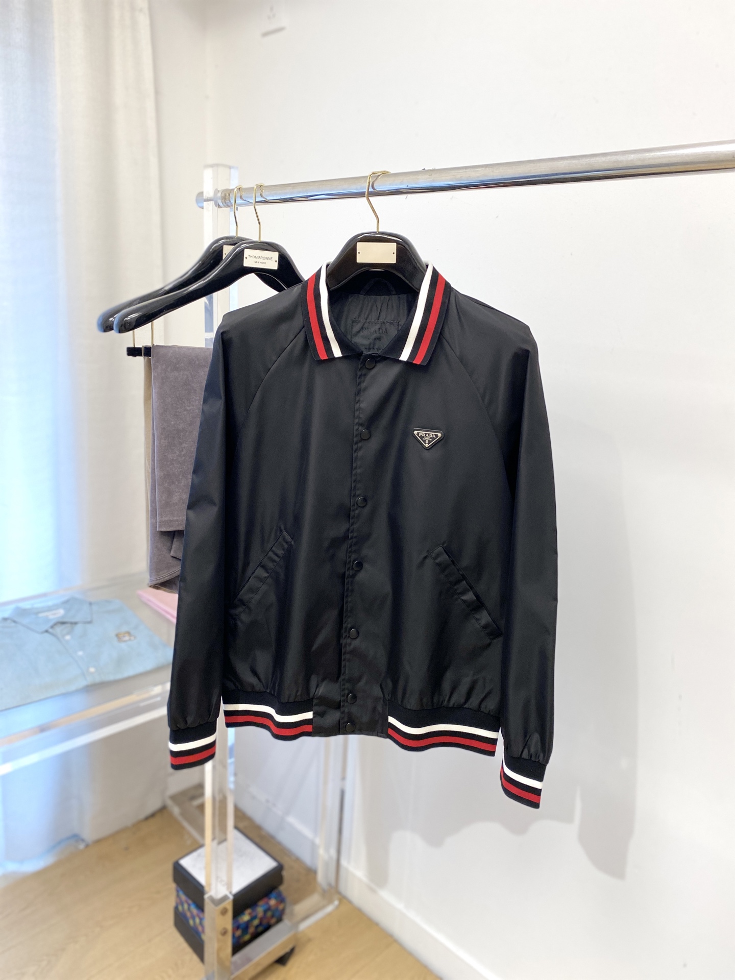 NO:548247,Prada, 2025 new jacket jacket, fashionable and handsome, simple and versatile style, chest hardware decorative triangle logo, customized original fabric, not only crisp, maintains the trendy silhouette, and is comfortable to wear, the yarn weaving is more delicate, the number M-3XL, prada, jackets & coats, jackets & coats, alexander wang19860909普拉达、2025新品夹克外套,时尚帅气,简约百搭款,胸前五金装饰三角标logo,定制原版面料,不仅挺括,保持潮流的廓形,又穿着舒适,纱织更细腻,码数M-3XL,,prada,jackets & coats,jackets & coats,alexander wang,Men's clothing