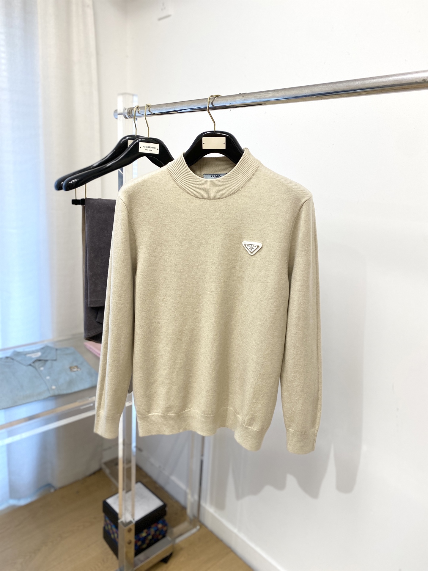 NO:540619,Prada, 2025 new sweater has a delicate and soft feel, which can directly contact the skin, allowing the heart-warming yarn to change the delicate texture. The top-level craftsmanship is unique and outstanding, the style is simple, generous and exquisite. The three-dimensional tailoring style design makes the whole sweater look youthful and energetic. Recommended autumn and winter outfits are essential. Size M-3XL, prada, sweaters, alexander wang19860909普拉达、2025新品羊毛衣 具有手感细腻柔软,可直接与肌肤接触,让暖心的纱线变化出细腻的质感,顶级工艺极具特色出彩,款式简约大方精美 立体剪裁的版型设计,让整款毛衣上身尽显青春活力和朝气,推荐款秋冬季穿搭必备.尺码M-3XL,,prada,sweaters,alexander wang,Men's clothing