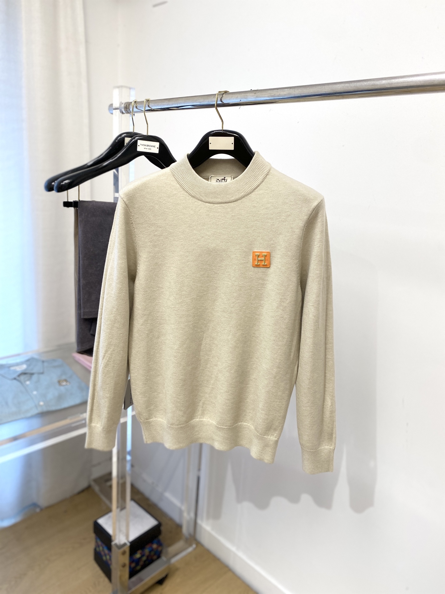 NO:540622,Hermes, 2025 new sweater has a delicate and soft feel, which can directly contact the skin, allowing the heart-warming yarn to create a delicate texture. The top-level craftsmanship is unique and outstanding, the style is simple, generous and exquisite. The three-dimensional tailoring style design makes the whole sweater look youthful and energetic. Recommended styles must-have for autumn and winter outfits. Size M-3XL, hermes, sweaters, alexander wang19860909爱马仕、2025新品羊毛衣 具有手感细腻柔软,可直接与肌肤接触,让暖心的纱线变化出细腻的质感,顶级工艺极具特色出彩,款式简约大方精美 立体剪裁的版型设计,让整款毛衣上身尽显青春活力和朝气,推荐款秋冬季穿搭必备.尺码M-3XL,,hermes,sweaters,alexander wang,Men's clothing