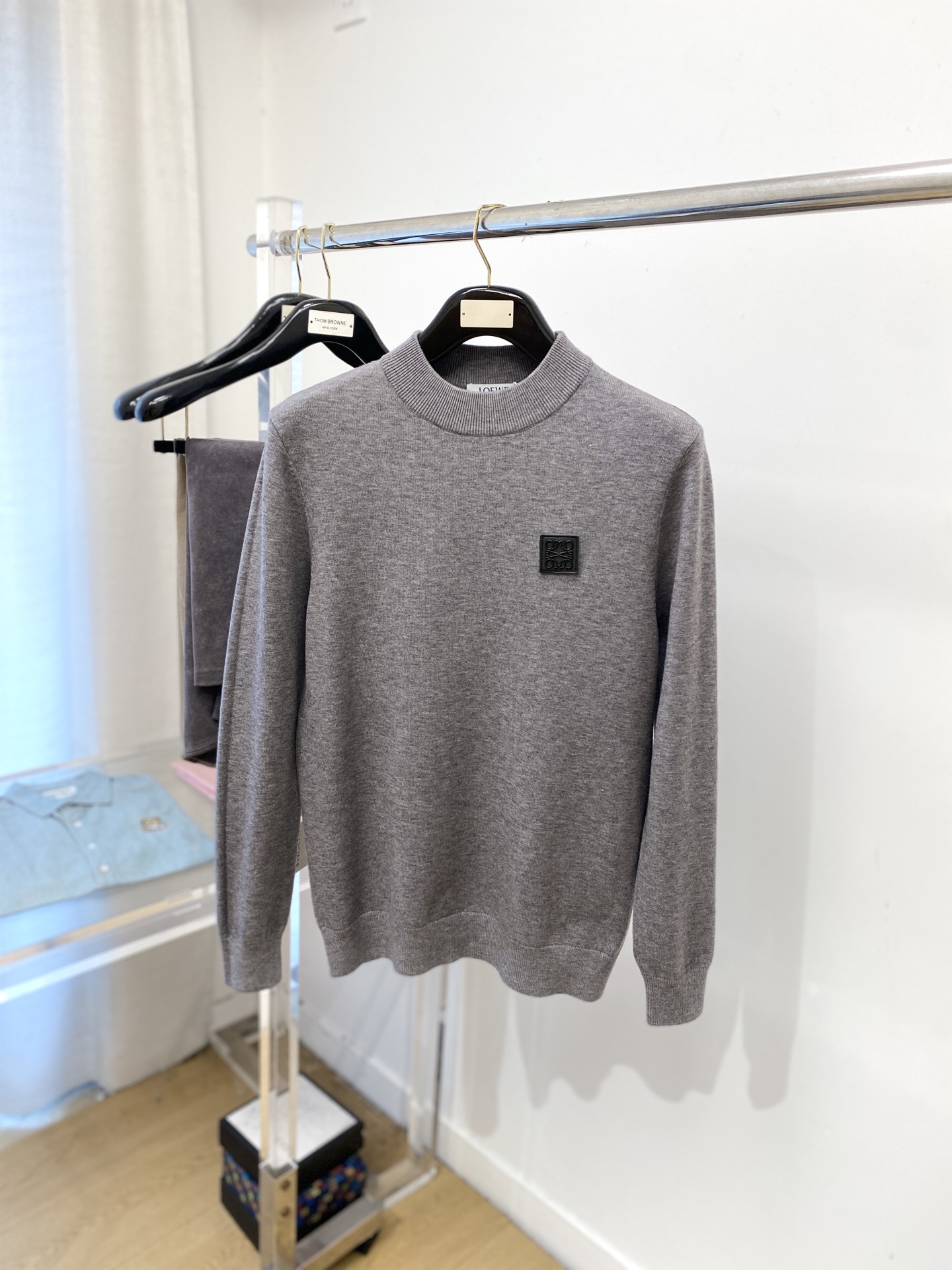 NO:540625,Luo Yiwei, 2025 new sweater has a delicate and soft feel, which can directly contact the skin, allowing the heart-warming yarn to create a delicate texture. The top-level craftsmanship is unique and outstanding, the style is simple, generous and exquisite. The three-dimensional tailoring style design makes the whole sweater look youthful and energetic. Recommended styles are essential for autumn and winter outfits. Size M-3XL, loewe, sweaters, alexander wang19860909罗意威、2025新品羊毛衣 具有手感细腻柔软,可直接与肌肤接触,让暖心的纱线变化出细腻的质感,顶级工艺极具特色出彩,款式简约大方精美 立体剪裁的版型设计,让整款毛衣上身尽显青春活力和朝气,推荐款秋冬季穿搭必备.尺码M-3XL,,loewe,sweaters,alexander wang,Men's clothing