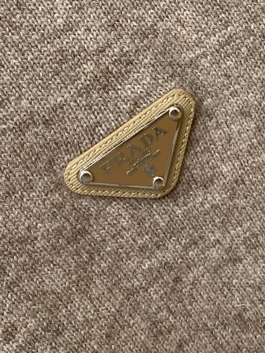 普拉达、2025新品羊毛衣 具有手感细腻柔软，可直接与肌肤接触，让暖心的纱线变化出细腻的质感，顶级工艺极