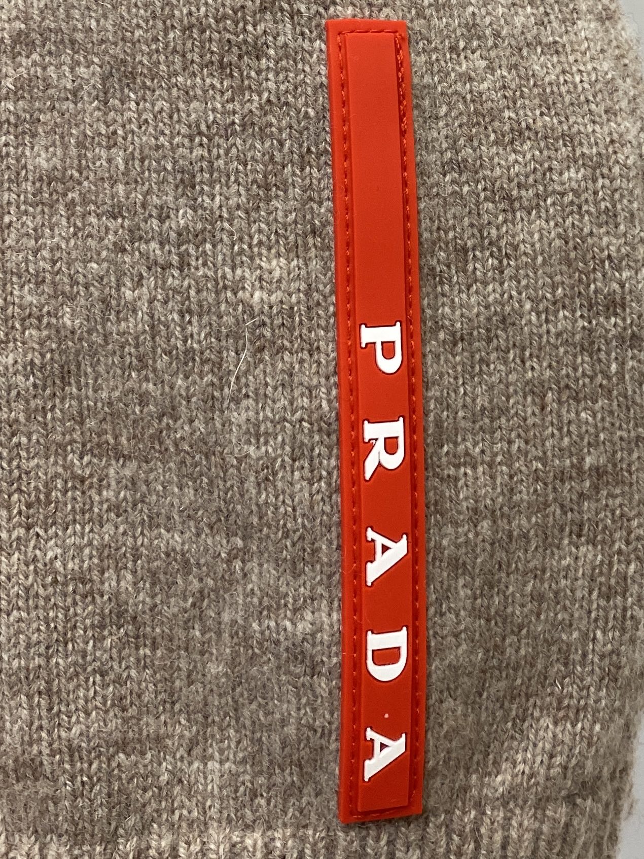 普拉达、2025新品羊毛衣 具有手感细腻柔软，可直接与肌肤接触，让暖心的纱线变化出细腻的质感，顶级工艺极