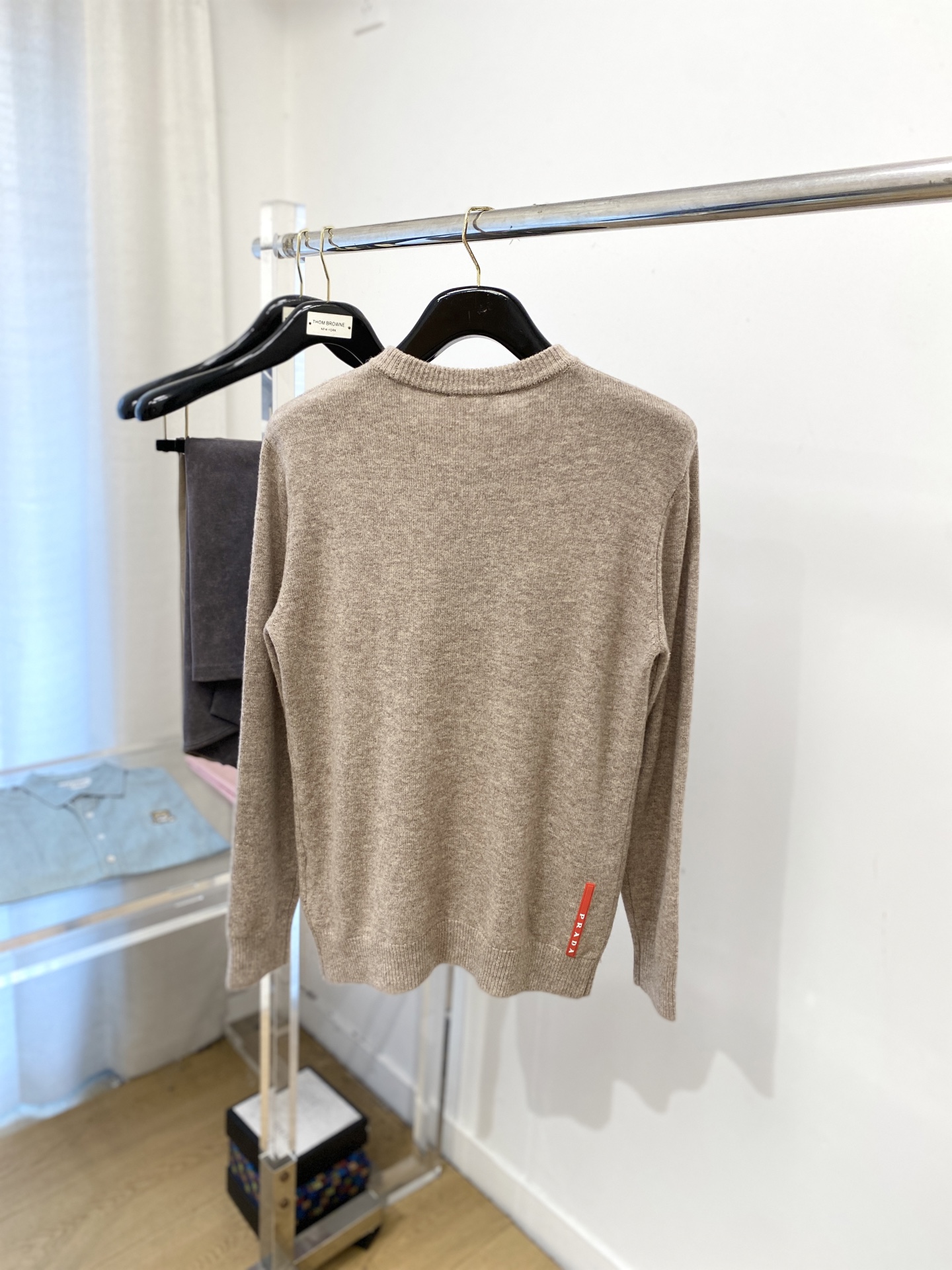 普拉达、2025新品羊毛衣 具有手感细腻柔软，可直接与肌肤接触，让暖心的纱线变化出细腻的质感，顶级工艺极