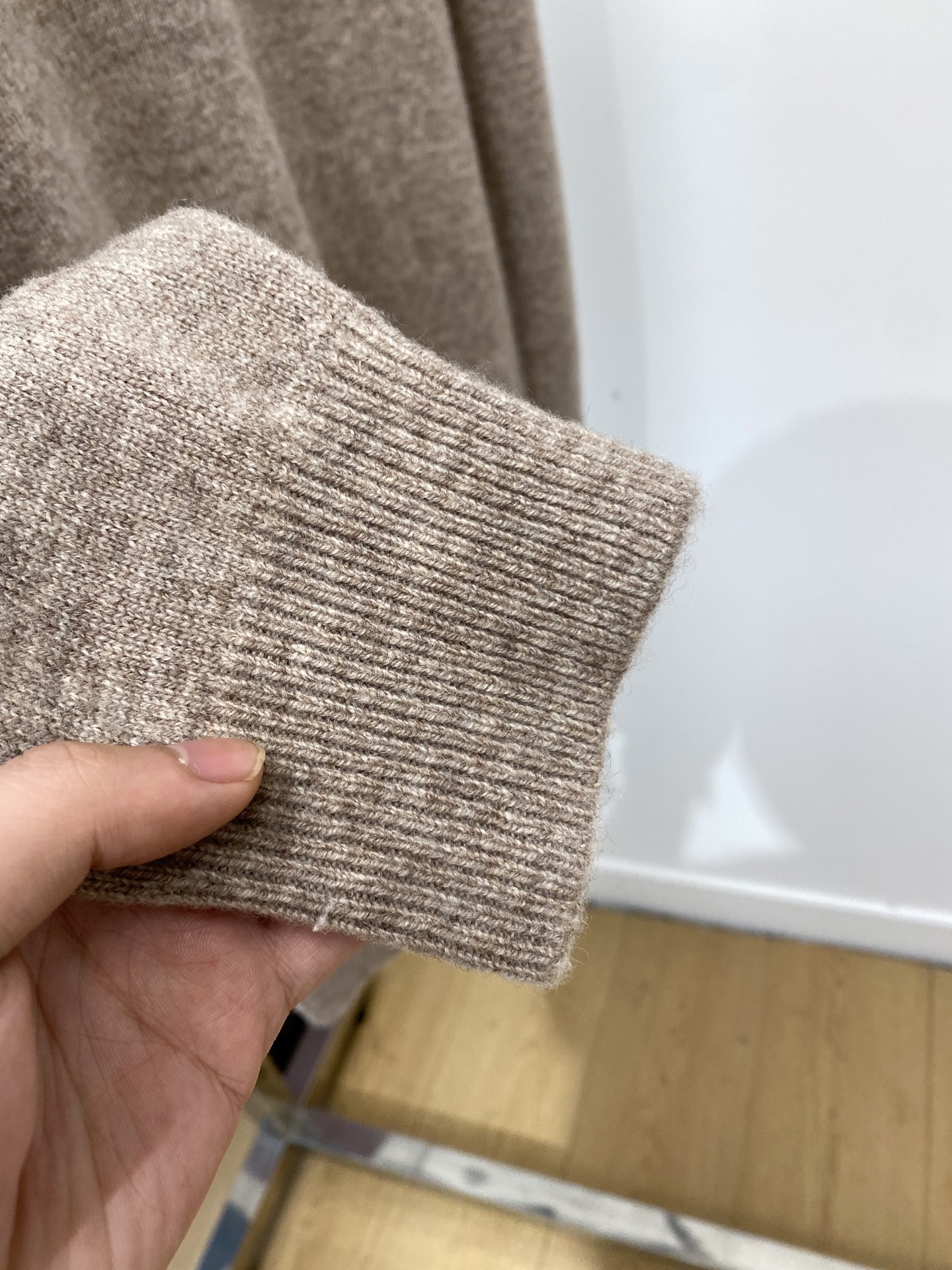 普拉达、2025新品羊毛衣 具有手感细腻柔软，可直接与肌肤接触，让暖心的纱线变化出细腻的质感，顶级工艺极