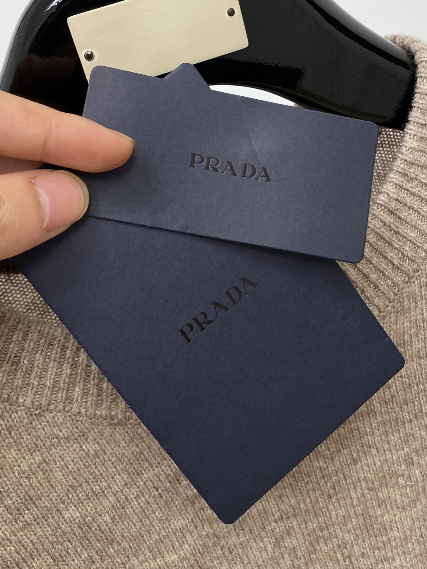 普拉达、2025新品羊毛衣 具有手感细腻柔软，可直接与肌肤接触，让暖心的纱线变化出细腻的质感，顶级工艺极