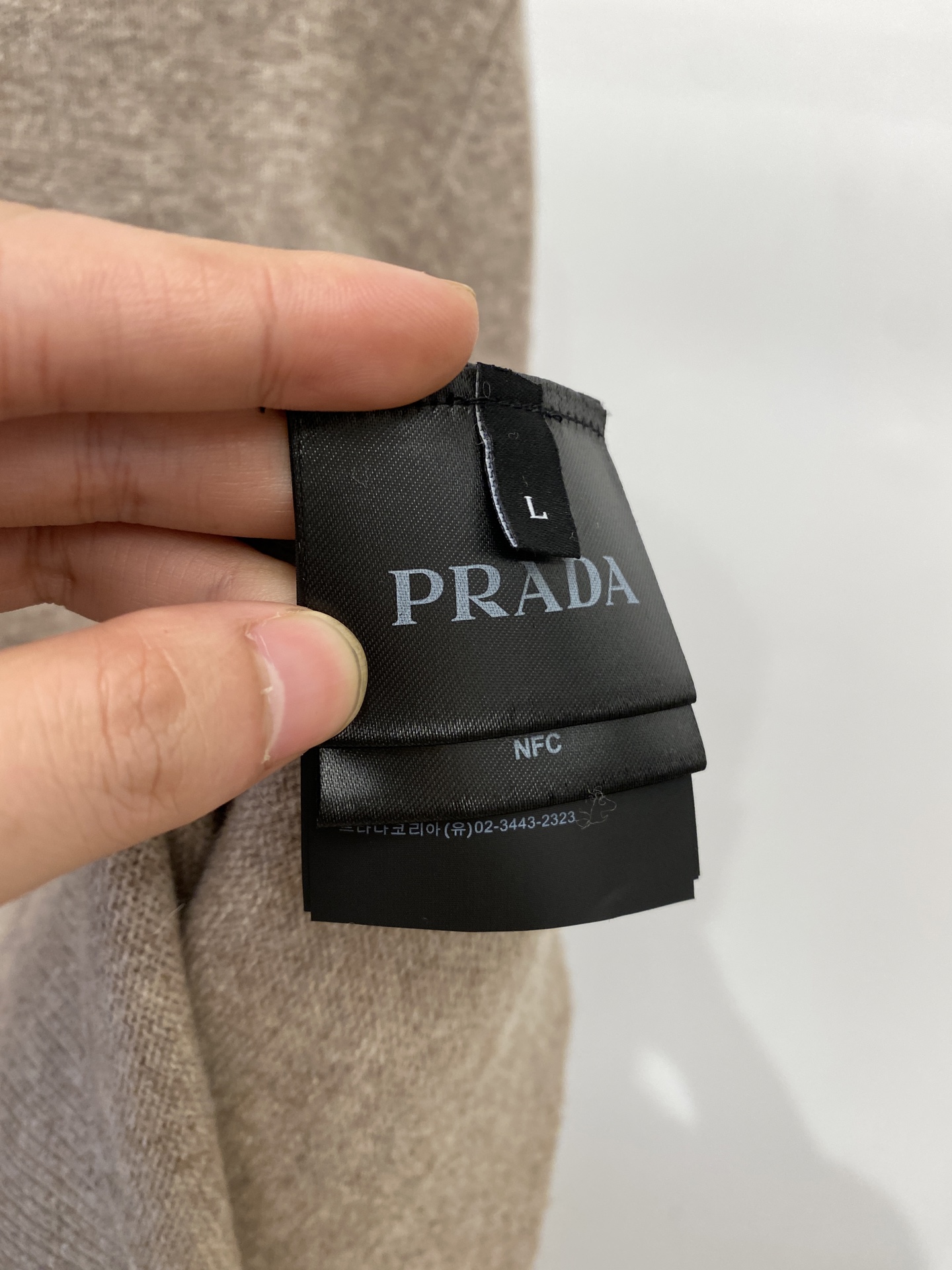 普拉达、2025新品羊毛衣 具有手感细腻柔软，可直接与肌肤接触，让暖心的纱线变化出细腻的质感，顶级工艺极