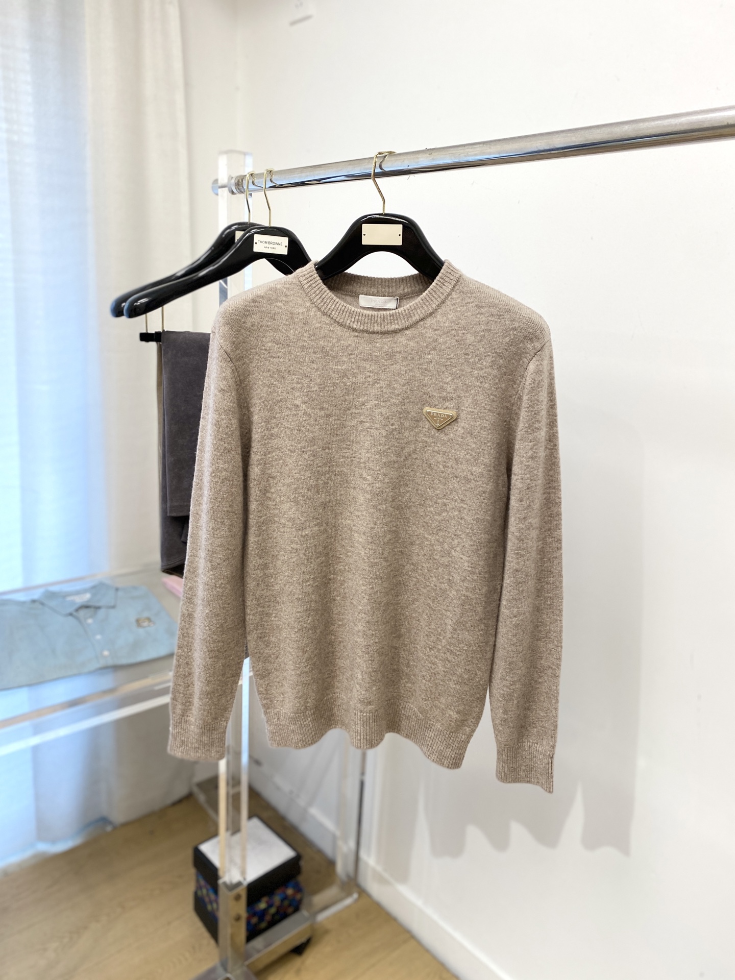 普拉达、2025新品羊毛衣 具有手感细腻柔软，可直接与肌肤接触，让暖心的纱线变化出细腻的质感，顶级工艺极