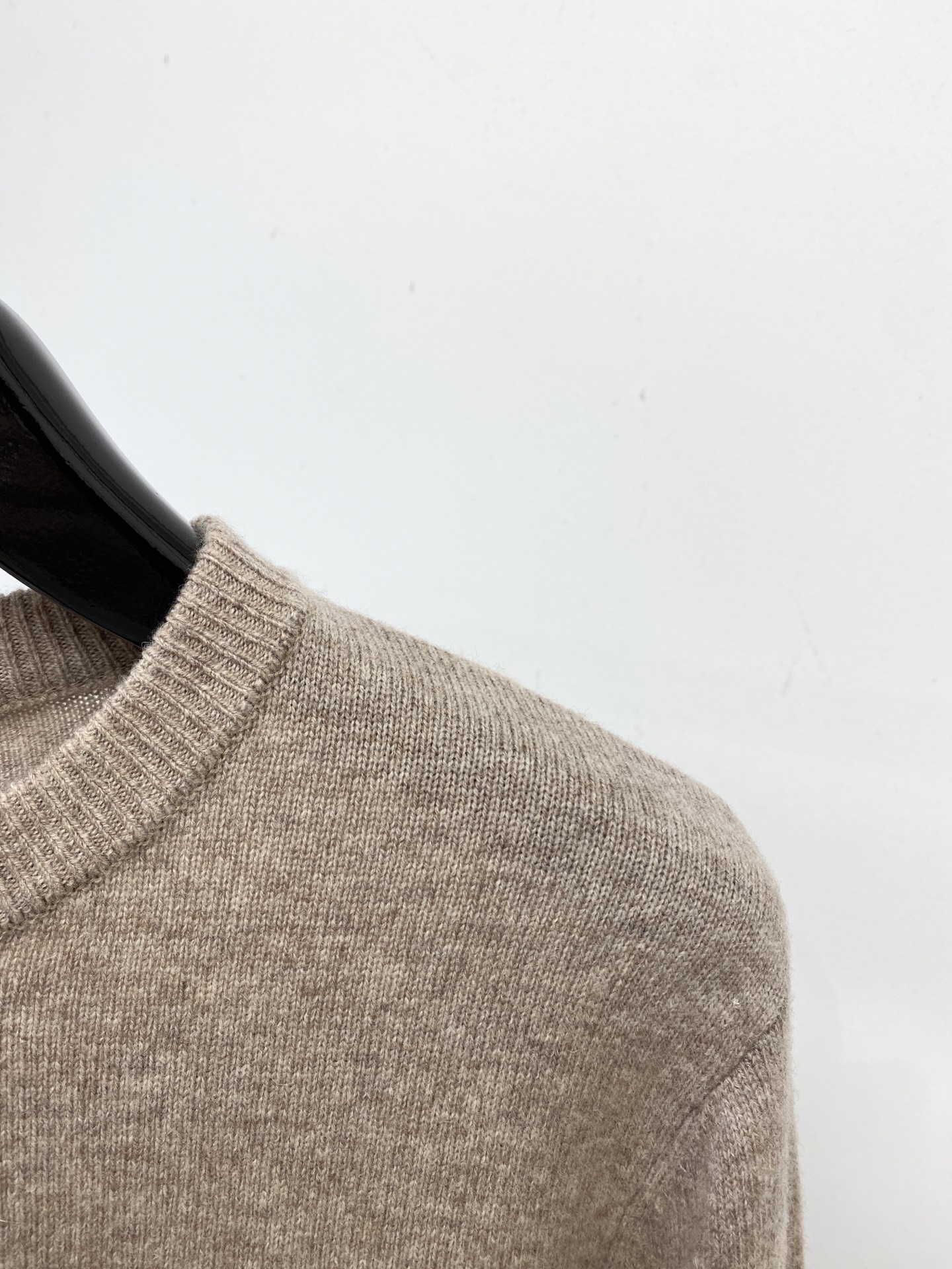 普拉达、2025新品羊毛衣 具有手感细腻柔软，可直接与肌肤接触，让暖心的纱线变化出细腻的质感，顶级工艺极