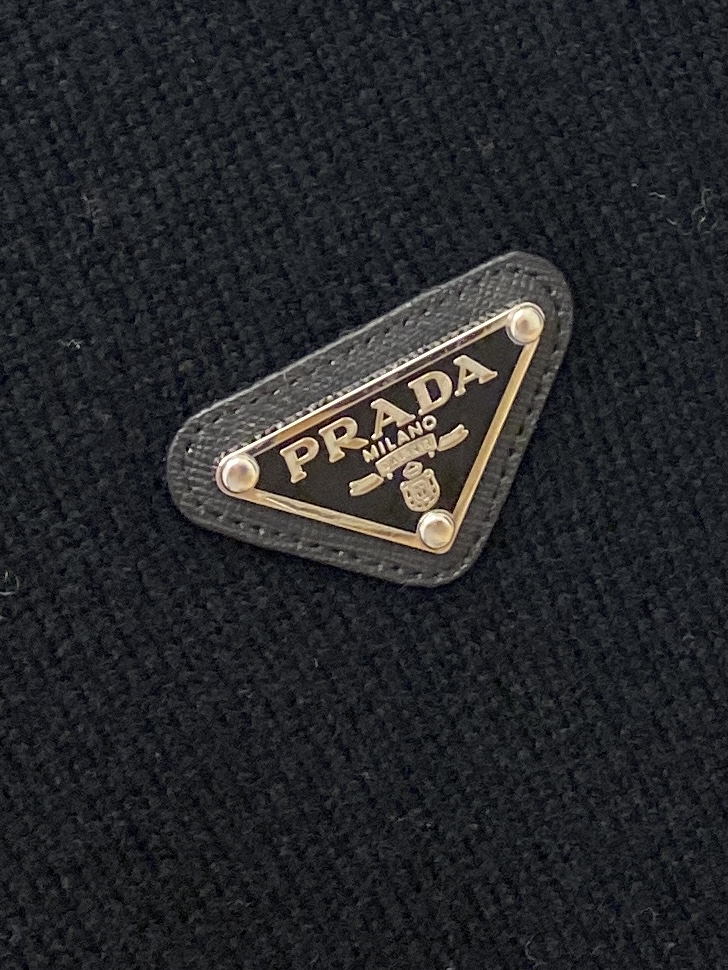 普拉达、2025新品羊毛衣 具有手感细腻柔软，可直接与肌肤接触，让暖心的纱线变化出细腻的质感，顶级工艺极