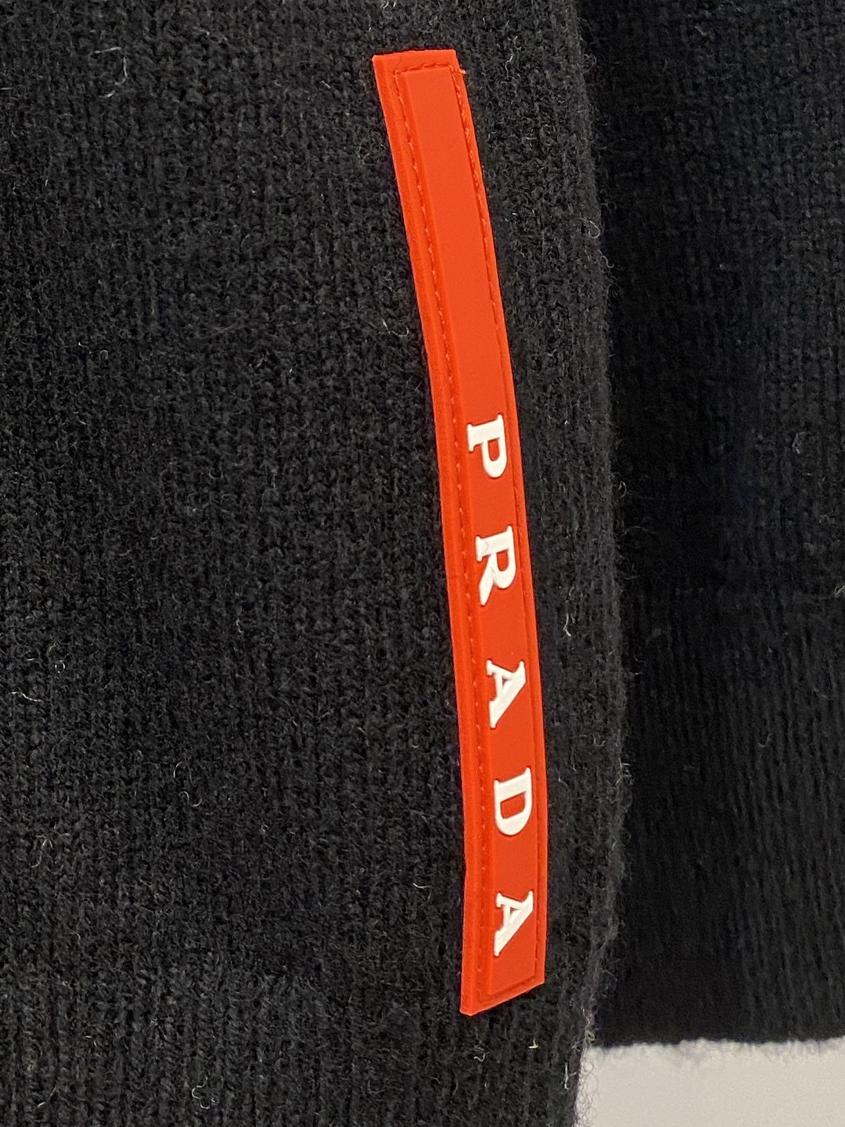 普拉达、2025新品羊毛衣 具有手感细腻柔软，可直接与肌肤接触，让暖心的纱线变化出细腻的质感，顶级工艺极