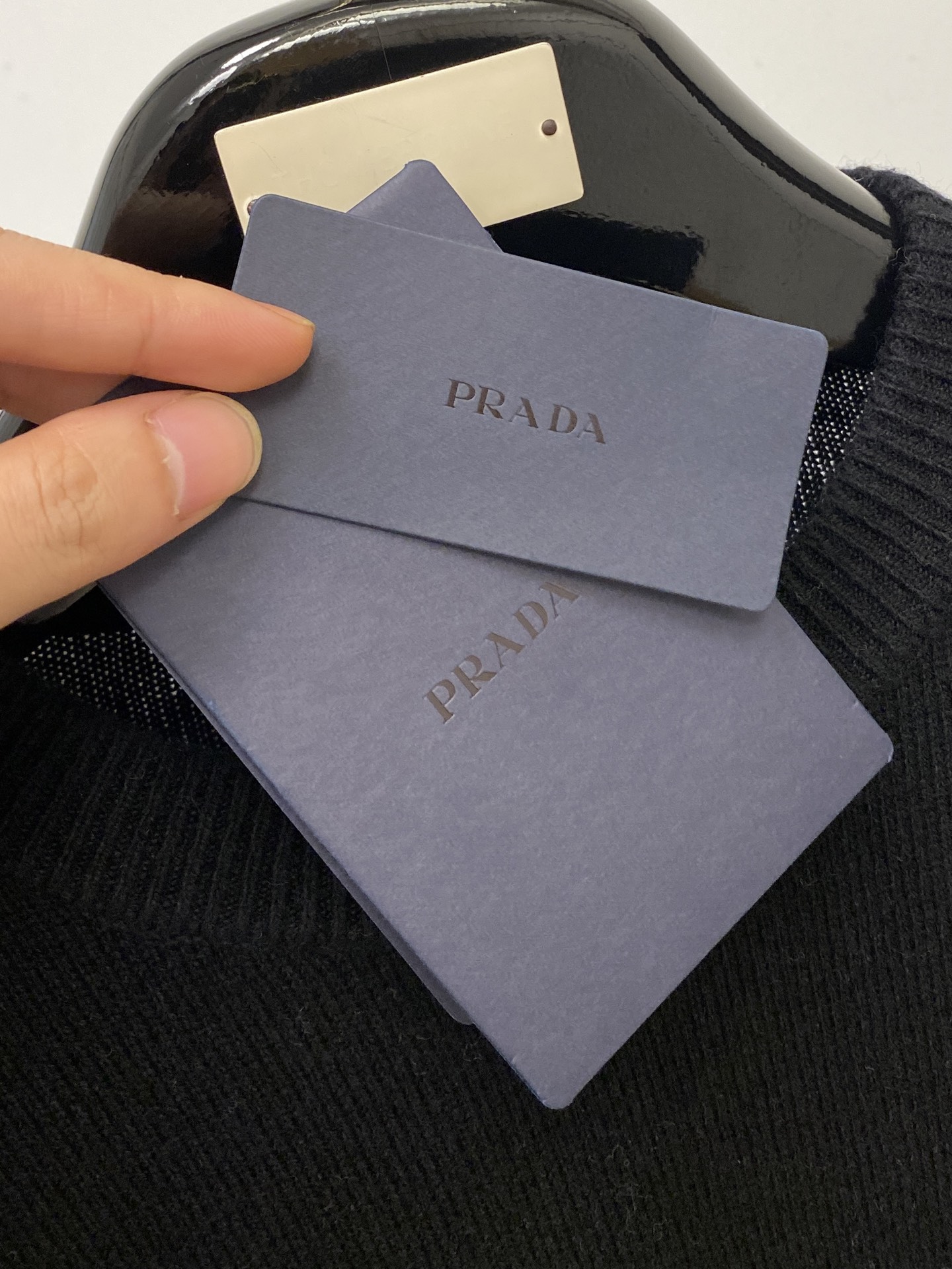 普拉达、2025新品羊毛衣 具有手感细腻柔软，可直接与肌肤接触，让暖心的纱线变化出细腻的质感，顶级工艺极