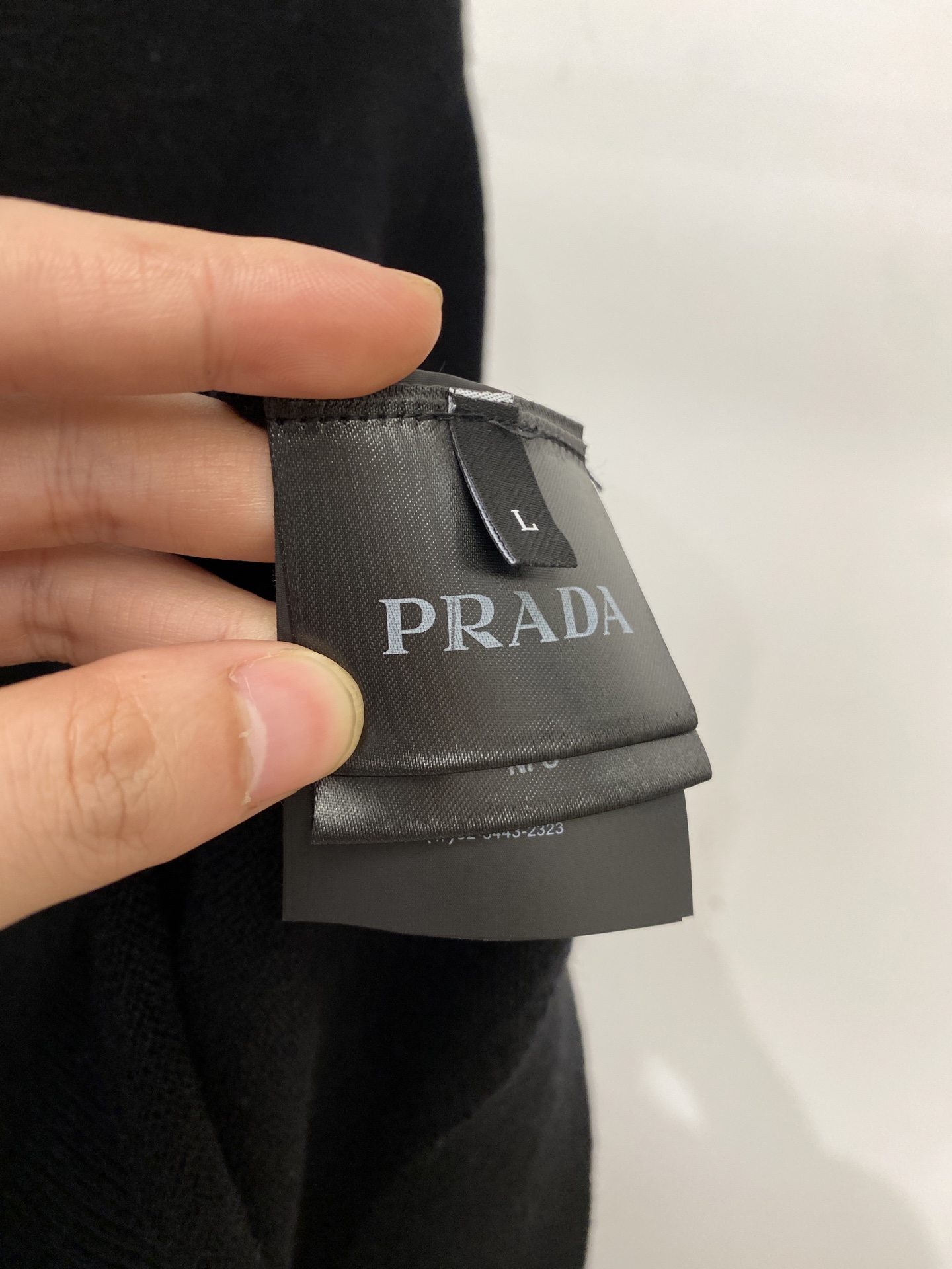 普拉达、2025新品羊毛衣 具有手感细腻柔软，可直接与肌肤接触，让暖心的纱线变化出细腻的质感，顶级工艺极