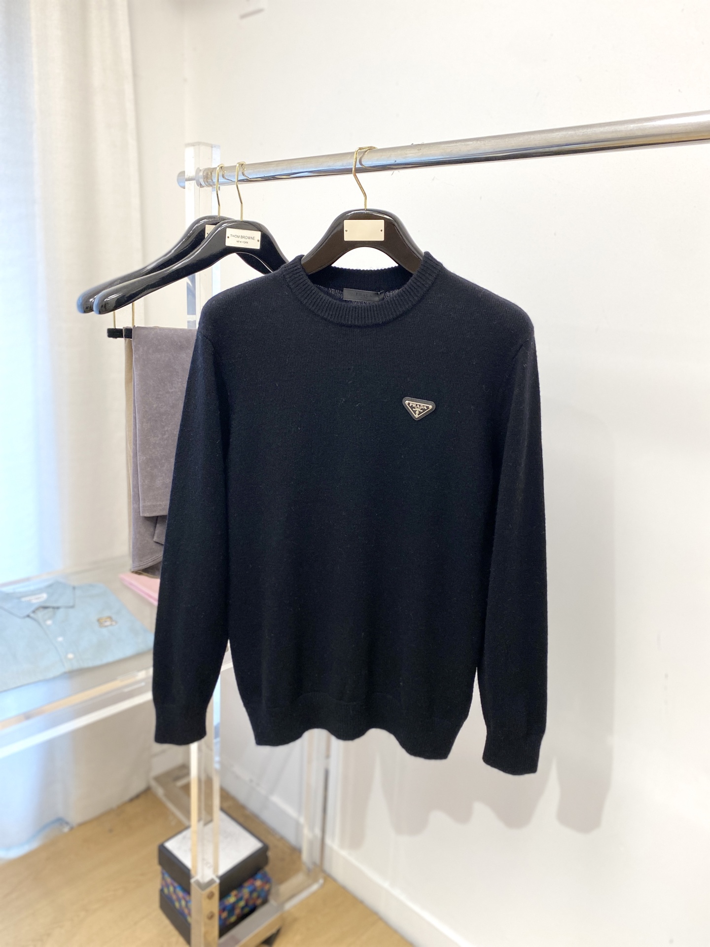 普拉达、2025新品羊毛衣 具有手感细腻柔软，可直接与肌肤接触，让暖心的纱线变化出细腻的质感，顶级工艺极