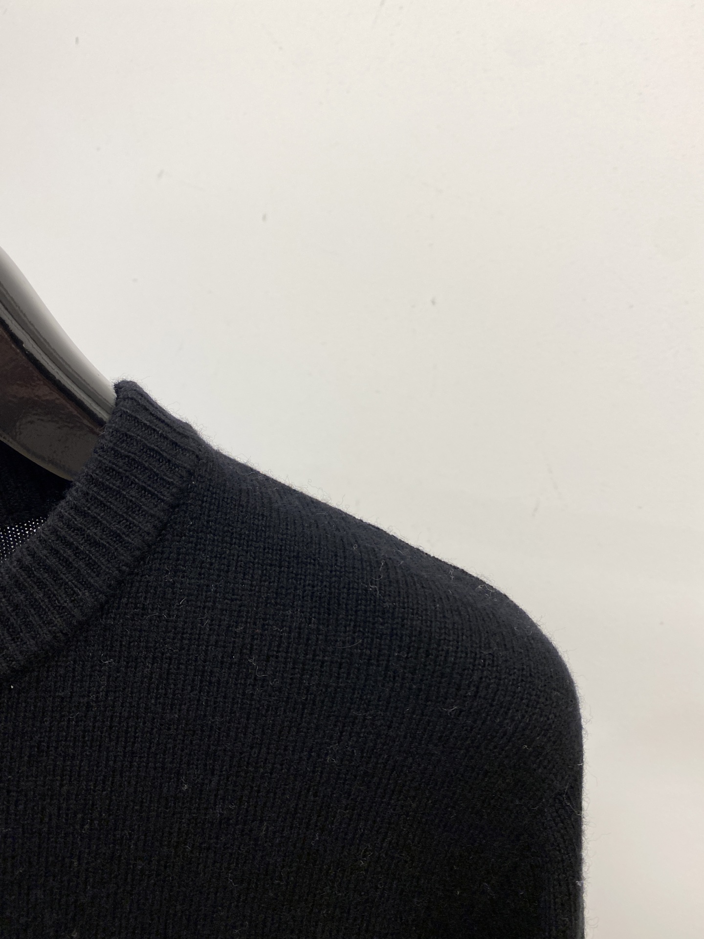 普拉达、2025新品羊毛衣 具有手感细腻柔软，可直接与肌肤接触，让暖心的纱线变化出细腻的质感，顶级工艺极