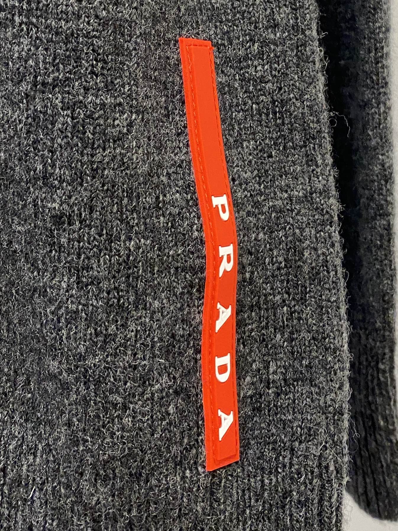 普拉达、2025新品羊毛衣 具有手感细腻柔软，可直接与肌肤接触，让暖心的纱线变化出细腻的质感，顶级工艺极