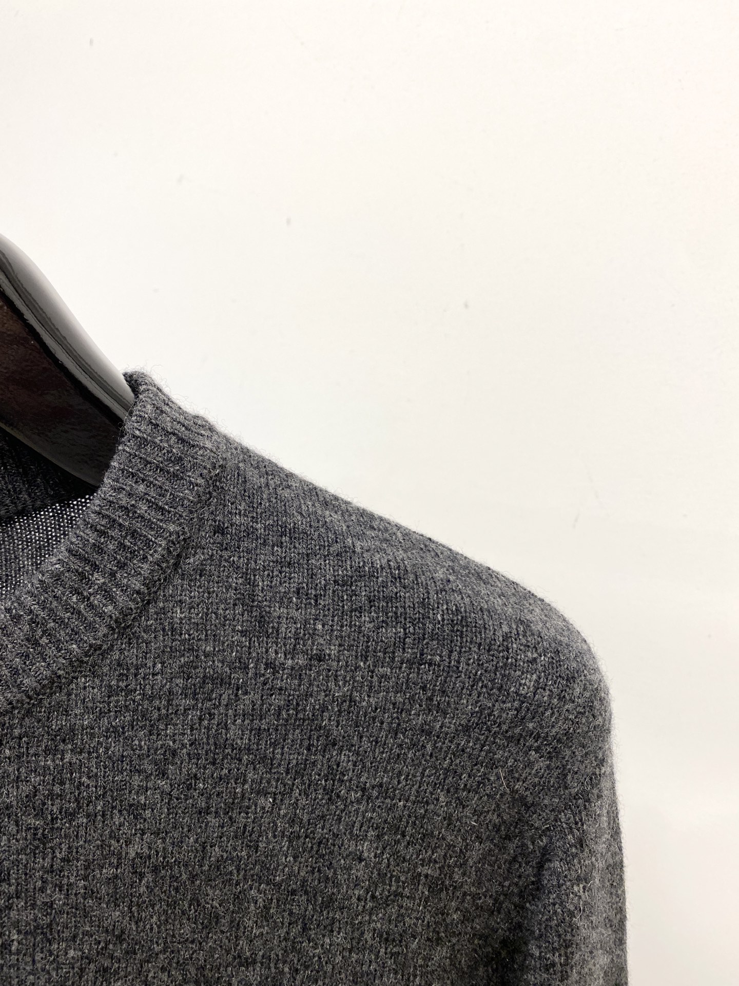 普拉达、2025新品羊毛衣 具有手感细腻柔软，可直接与肌肤接触，让暖心的纱线变化出细腻的质感，顶级工艺极