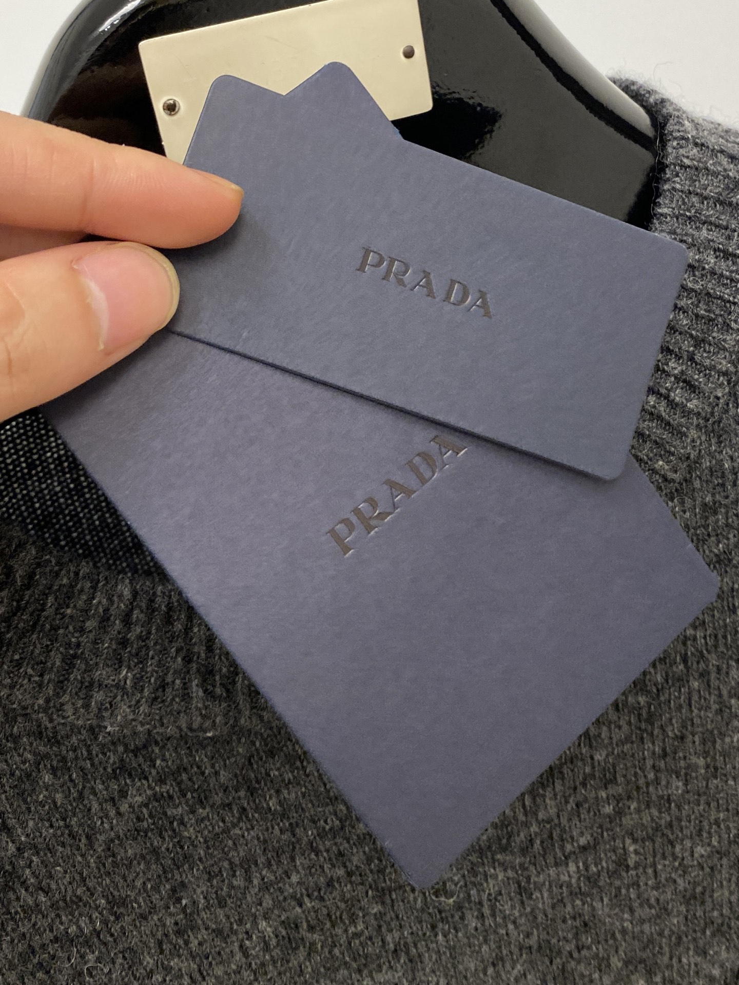 普拉达、2025新品羊毛衣 具有手感细腻柔软，可直接与肌肤接触，让暖心的纱线变化出细腻的质感，顶级工艺极