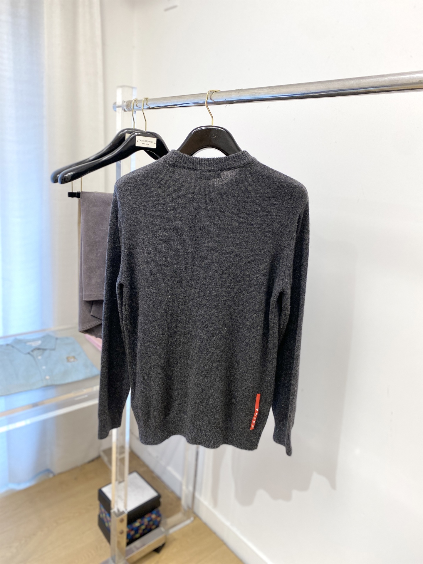 普拉达、2025新品羊毛衣 具有手感细腻柔软，可直接与肌肤接触，让暖心的纱线变化出细腻的质感，顶级工艺极