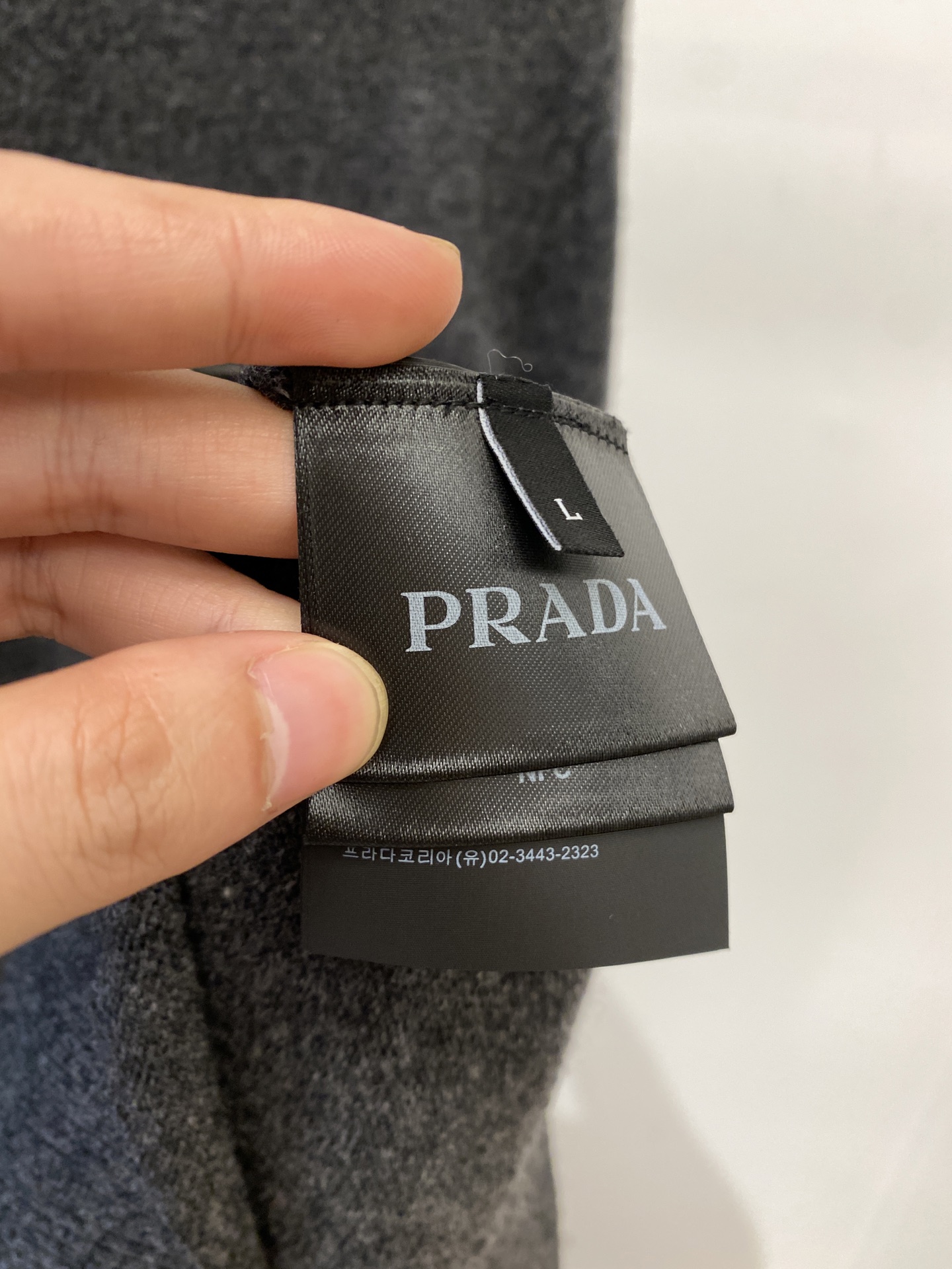 普拉达、2025新品羊毛衣 具有手感细腻柔软，可直接与肌肤接触，让暖心的纱线变化出细腻的质感，顶级工艺极