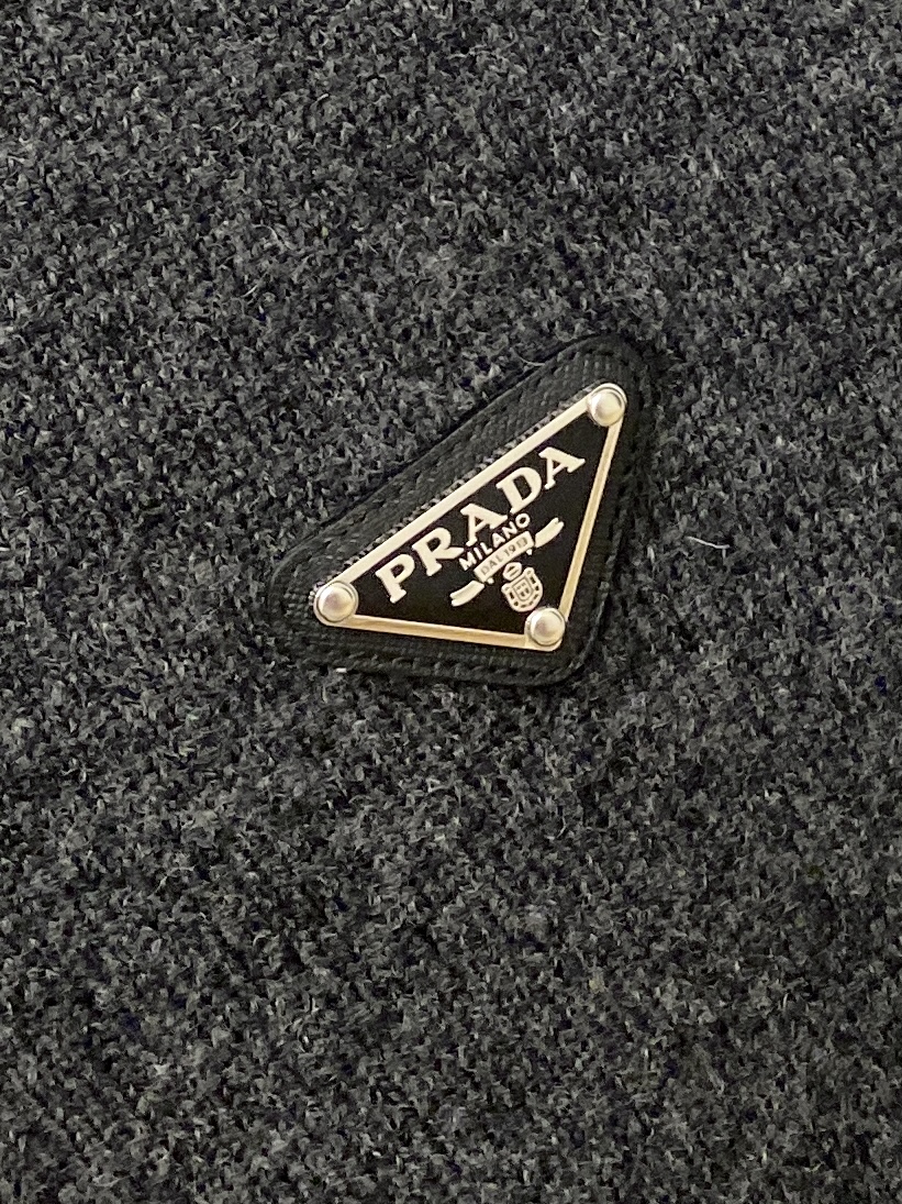 普拉达、2025新品羊毛衣 具有手感细腻柔软，可直接与肌肤接触，让暖心的纱线变化出细腻的质感，顶级工艺极