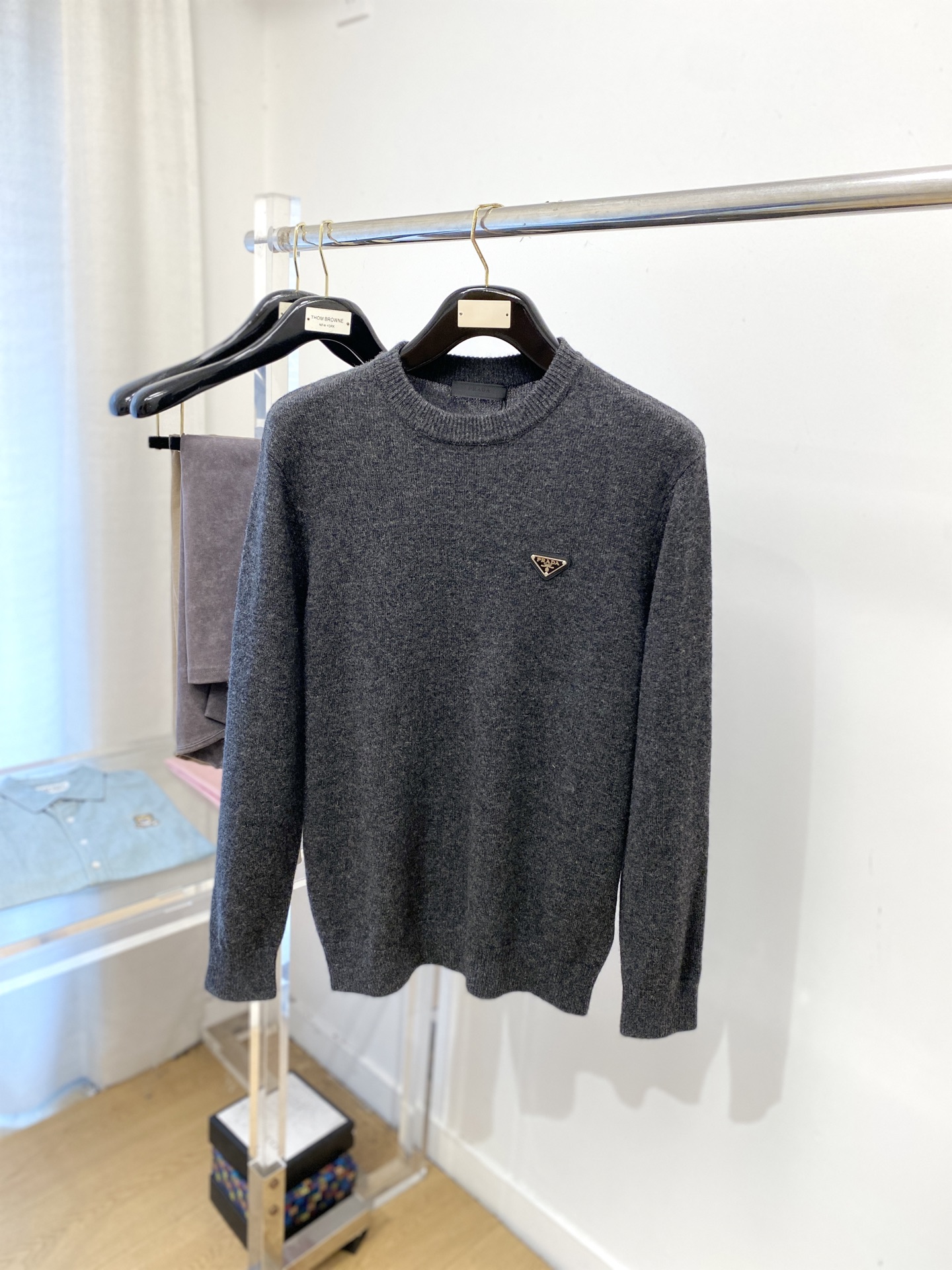 普拉达、2025新品羊毛衣 具有手感细腻柔软，可直接与肌肤接触，让暖心的纱线变化出细腻的质感，顶级工艺极