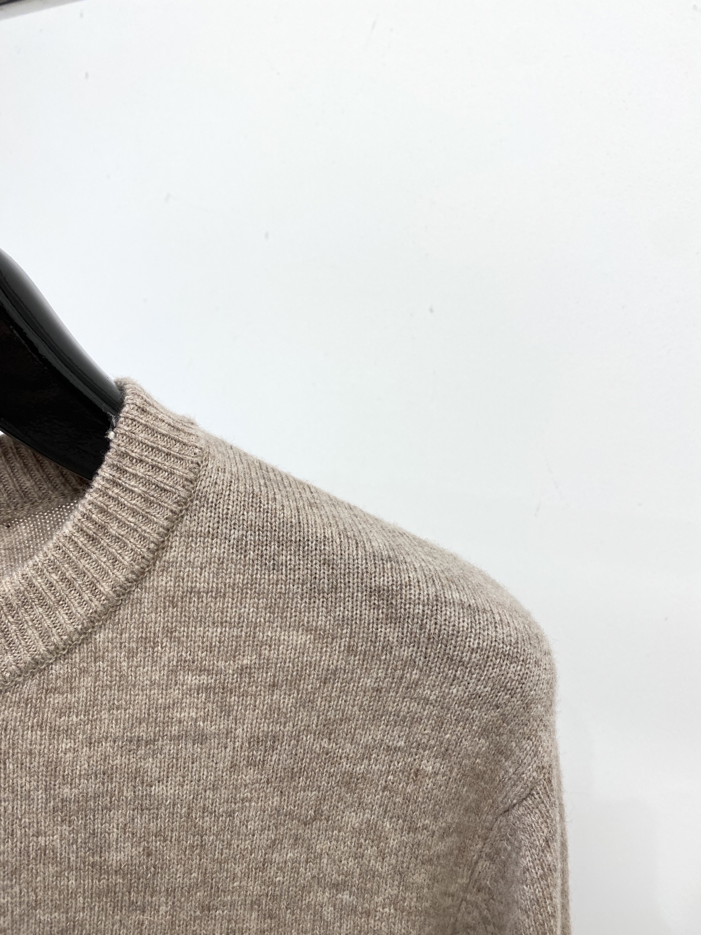 普拉达、2025新品羊毛衣 具有手感细腻柔软，可直接与肌肤接触，让暖心的纱线变化出细腻的质感，顶级工艺极