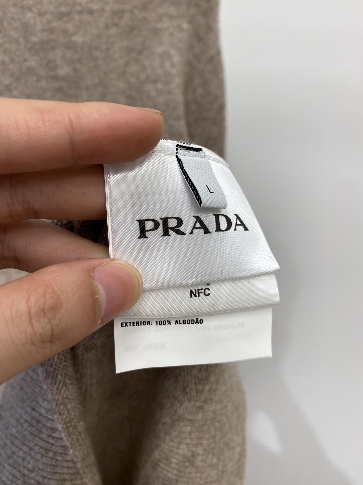 普拉达、2025新品羊毛衣 具有手感细腻柔软，可直接与肌肤接触，让暖心的纱线变化出细腻的质感，顶级工艺极