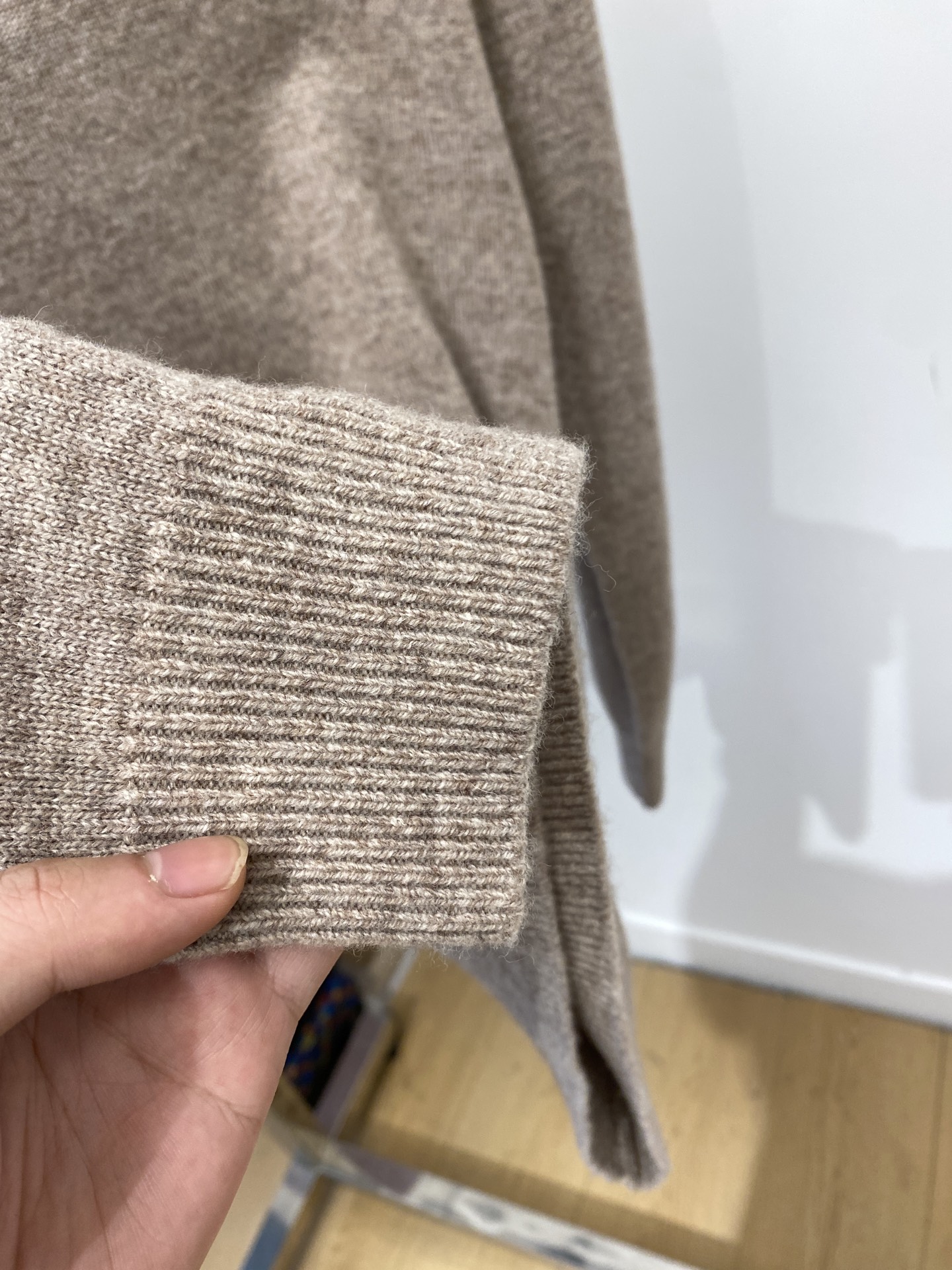 普拉达、2025新品羊毛衣 具有手感细腻柔软，可直接与肌肤接触，让暖心的纱线变化出细腻的质感，顶级工艺极