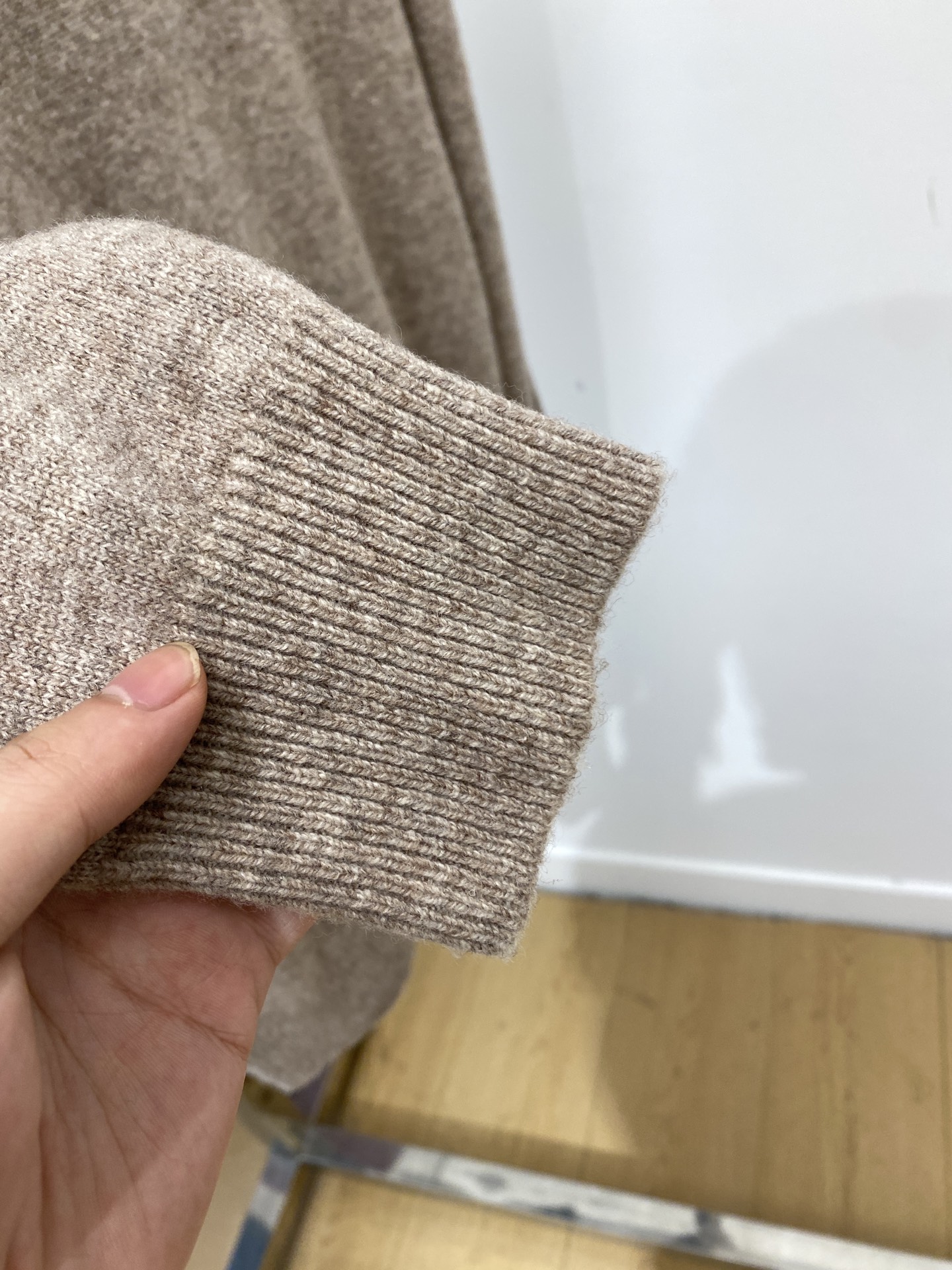 普拉达、2025新品羊毛衣 具有手感细腻柔软，可直接与肌肤接触，让暖心的纱线变化出细腻的质感，顶级工艺极