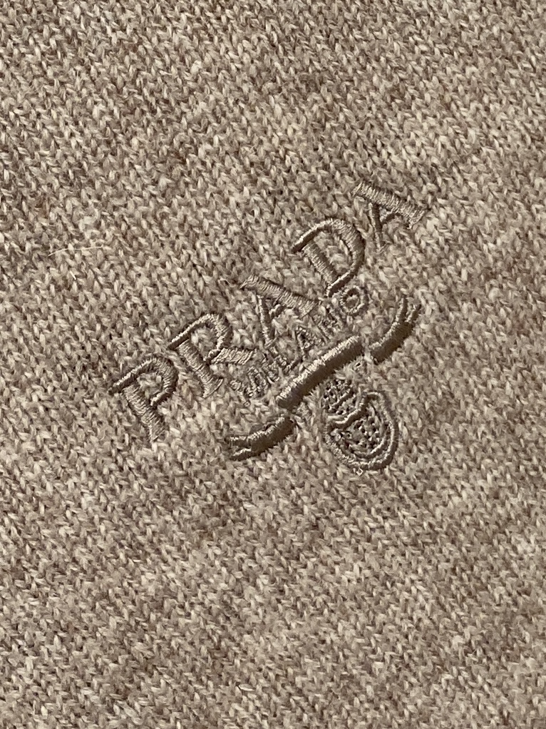 普拉达、2025新品羊毛衣 具有手感细腻柔软，可直接与肌肤接触，让暖心的纱线变化出细腻的质感，顶级工艺极