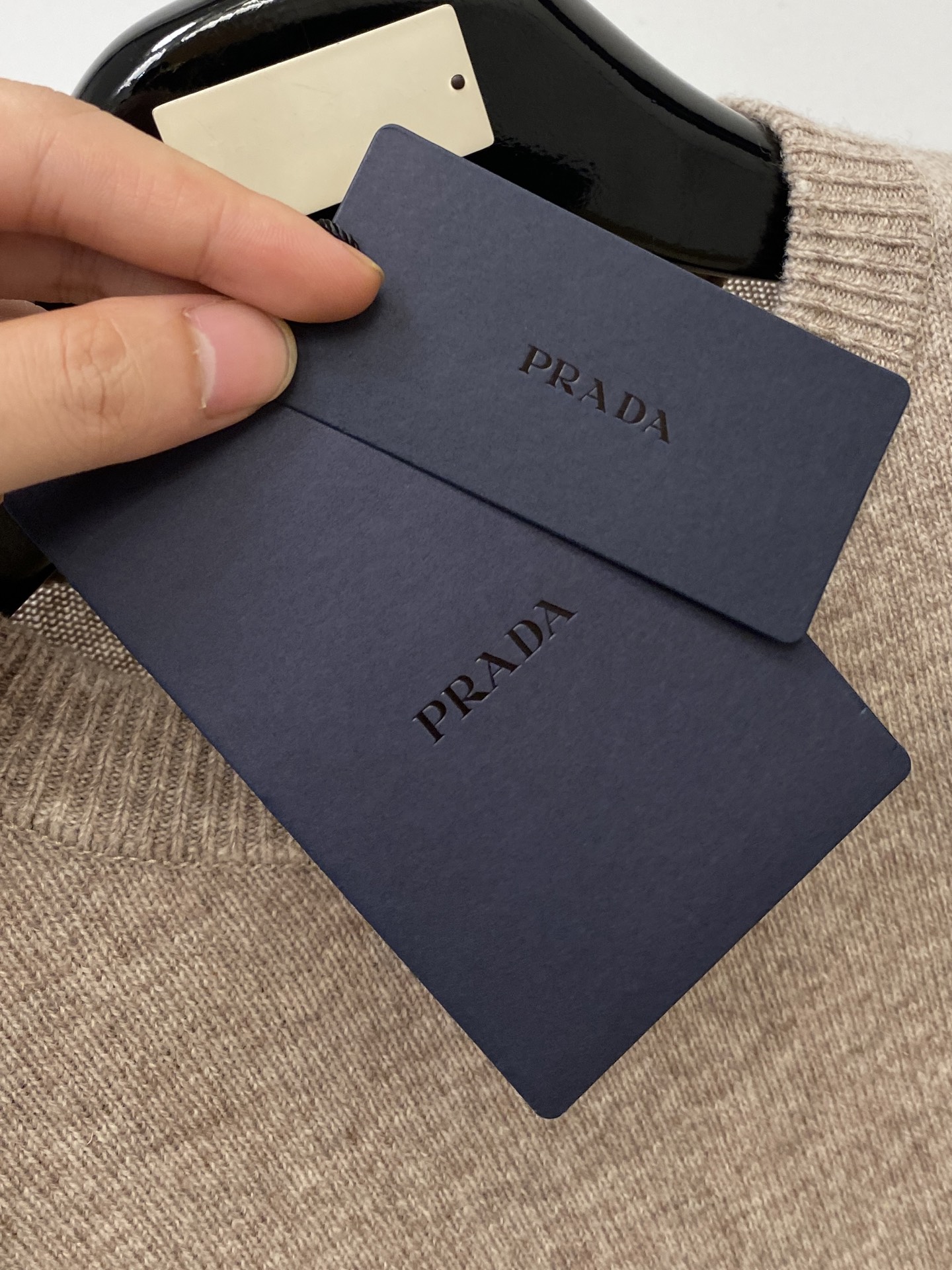 普拉达、2025新品羊毛衣 具有手感细腻柔软，可直接与肌肤接触，让暖心的纱线变化出细腻的质感，顶级工艺极