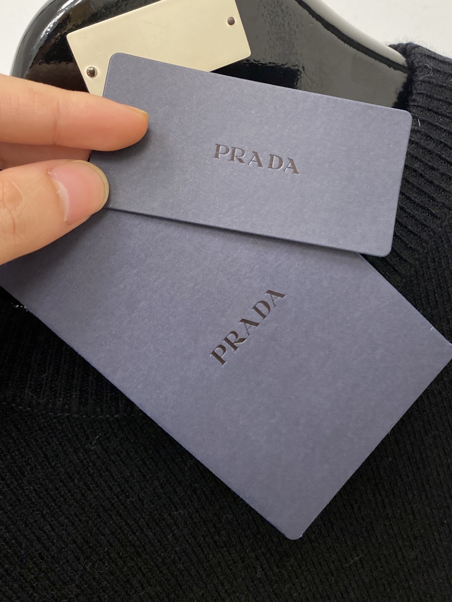 普拉达、2025新品羊毛衣 具有手感细腻柔软，可直接与肌肤接触，让暖心的纱线变化出细腻的质感，顶级工艺极