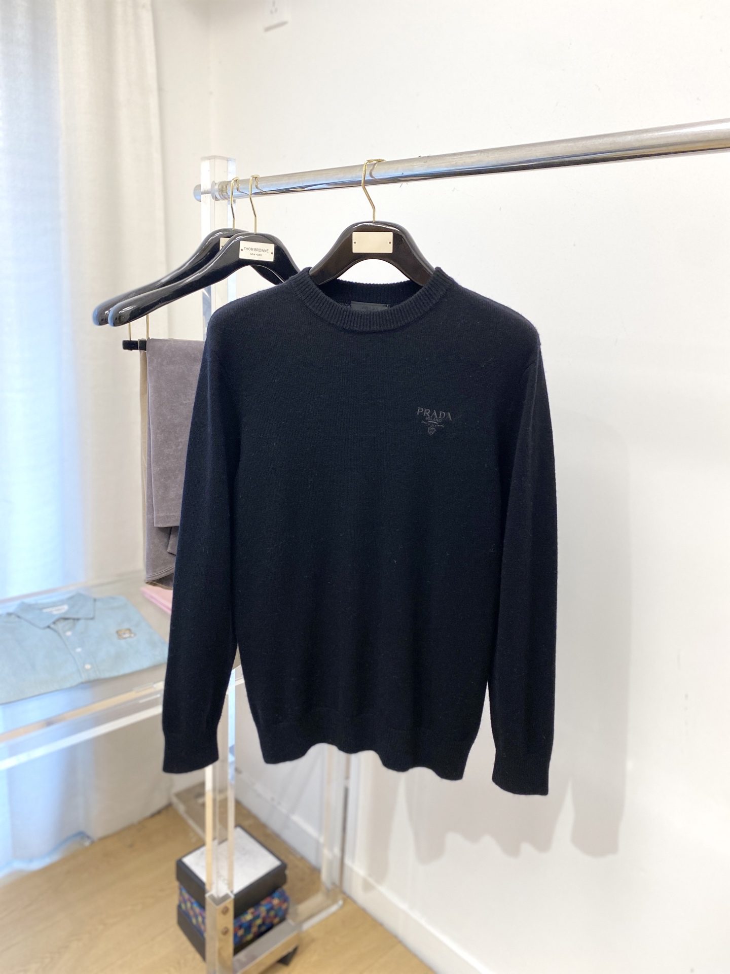 NO:540615,Prada, 2025 new sweater has a delicate and soft feel, which can directly contact the skin, allowing the heart-warming yarn to change the delicate texture. The top-level craftsmanship is unique and outstanding, the style is simple, generous and exquisite. The three-dimensional tailoring style design makes the whole sweater look youthful and energetic. Recommended autumn and winter outfits are essential. Size M-3XL, prada, sweaters, alexander wang19860909普拉达、2025新品羊毛衣 具有手感细腻柔软,可直接与肌肤接触,让暖心的纱线变化出细腻的质感,顶级工艺极具特色出彩,款式简约大方精美 立体剪裁的版型设计,让整款毛衣上身尽显青春活力和朝气,推荐款秋冬季穿搭必备.尺码M-3XL,,prada,sweaters,alexander wang,Men's clothing