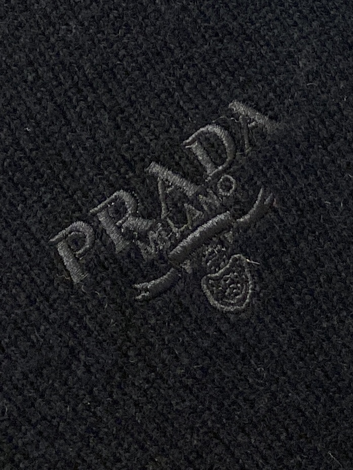 普拉达、2025新品羊毛衣 具有手感细腻柔软，可直接与肌肤接触，让暖心的纱线变化出细腻的质感，顶级工艺极