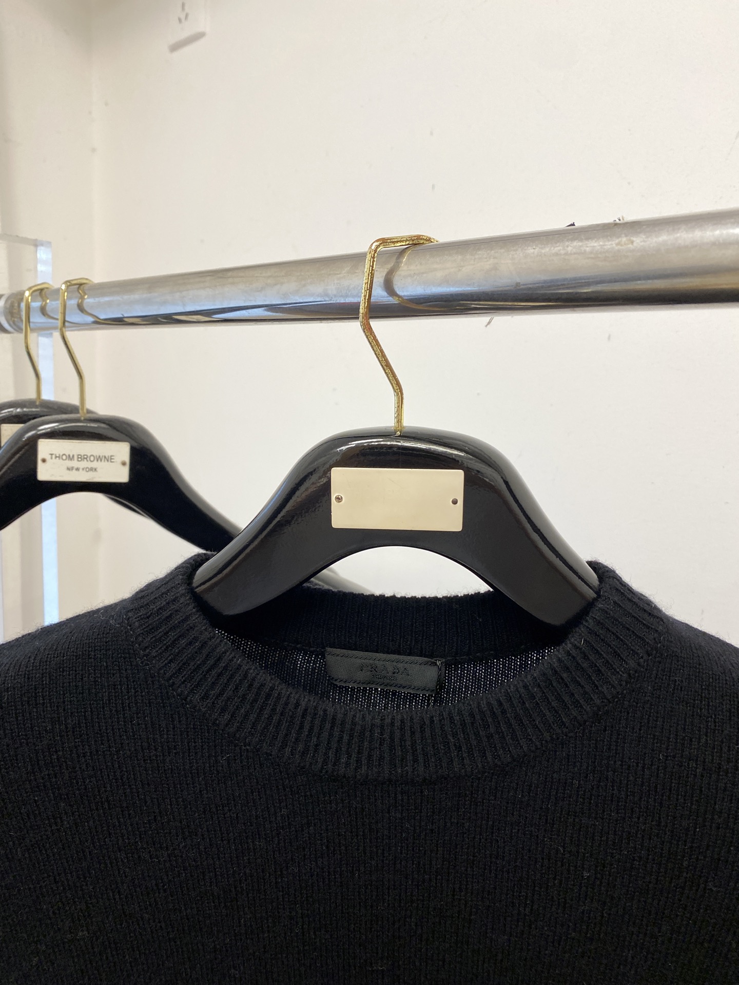 普拉达、2025新品羊毛衣 具有手感细腻柔软，可直接与肌肤接触，让暖心的纱线变化出细腻的质感，顶级工艺极