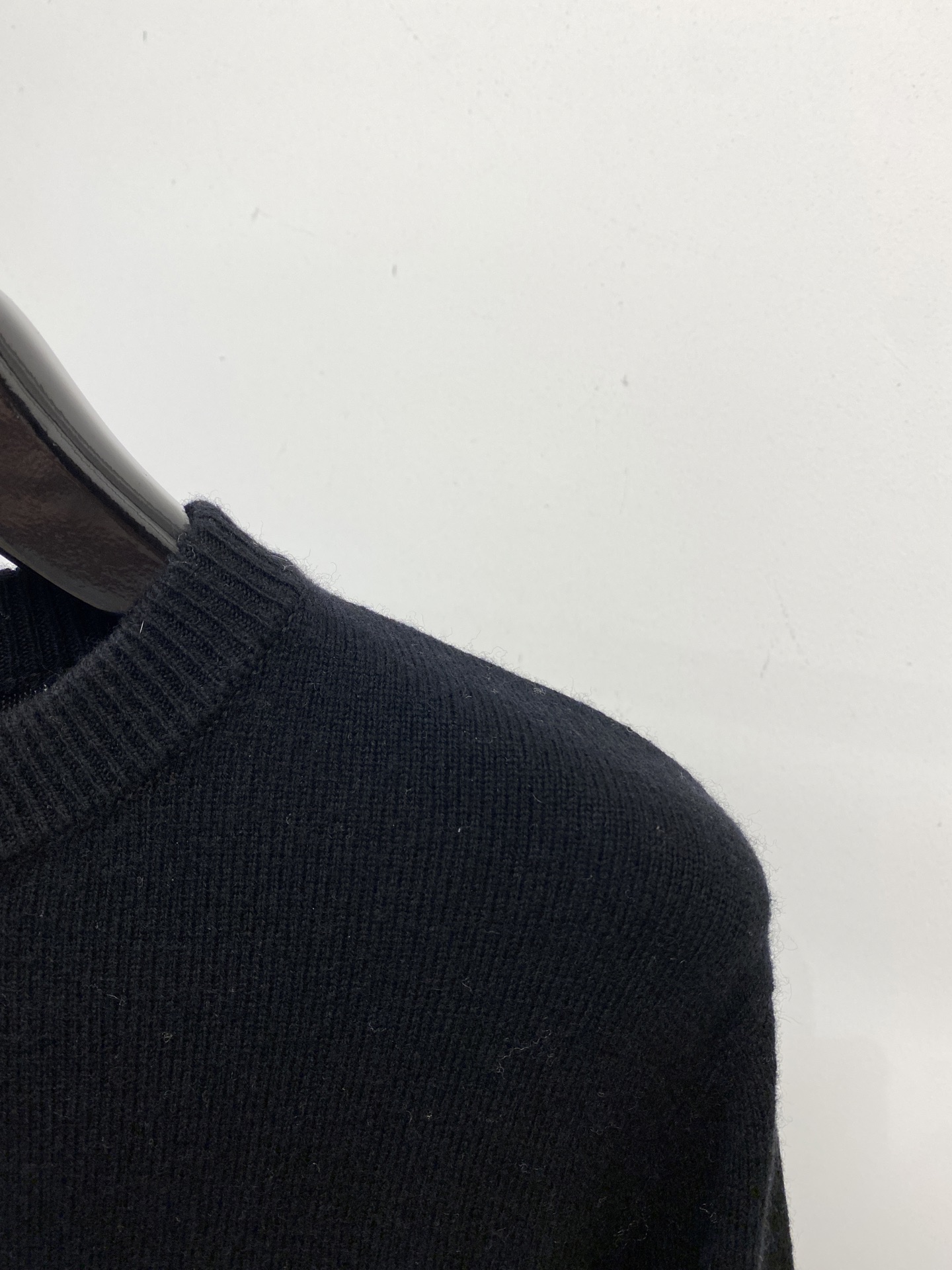 普拉达、2025新品羊毛衣 具有手感细腻柔软，可直接与肌肤接触，让暖心的纱线变化出细腻的质感，顶级工艺极