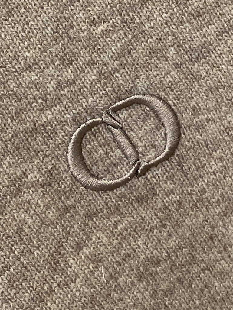 迪奥、2025新品羊毛衣 具有手感细腻柔软，可直接与肌肤接触，让暖心的纱线变化出细腻的质感，顶级工艺极具