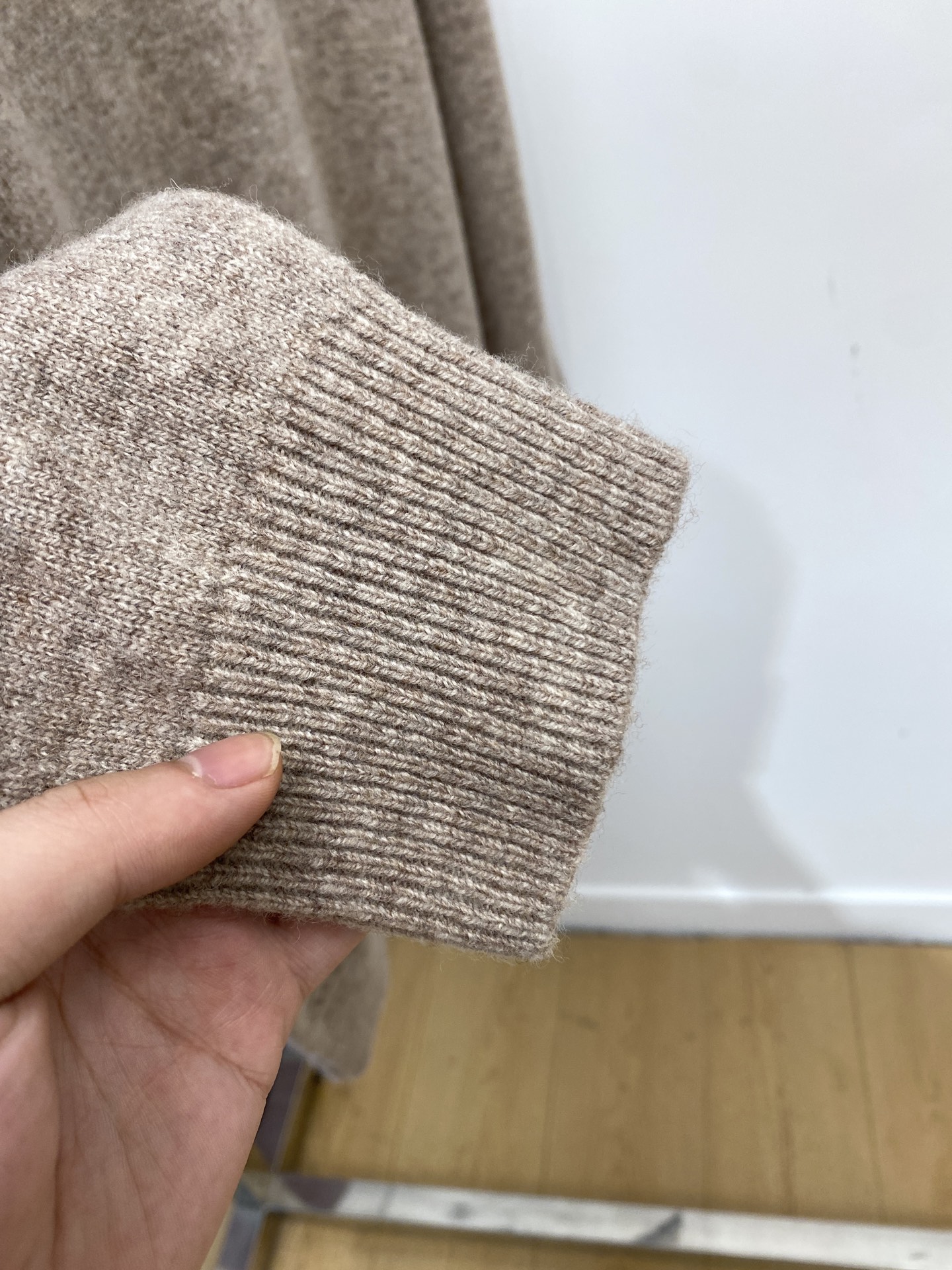 迪奥、2025新品羊毛衣 具有手感细腻柔软，可直接与肌肤接触，让暖心的纱线变化出细腻的质感，顶级工艺极具