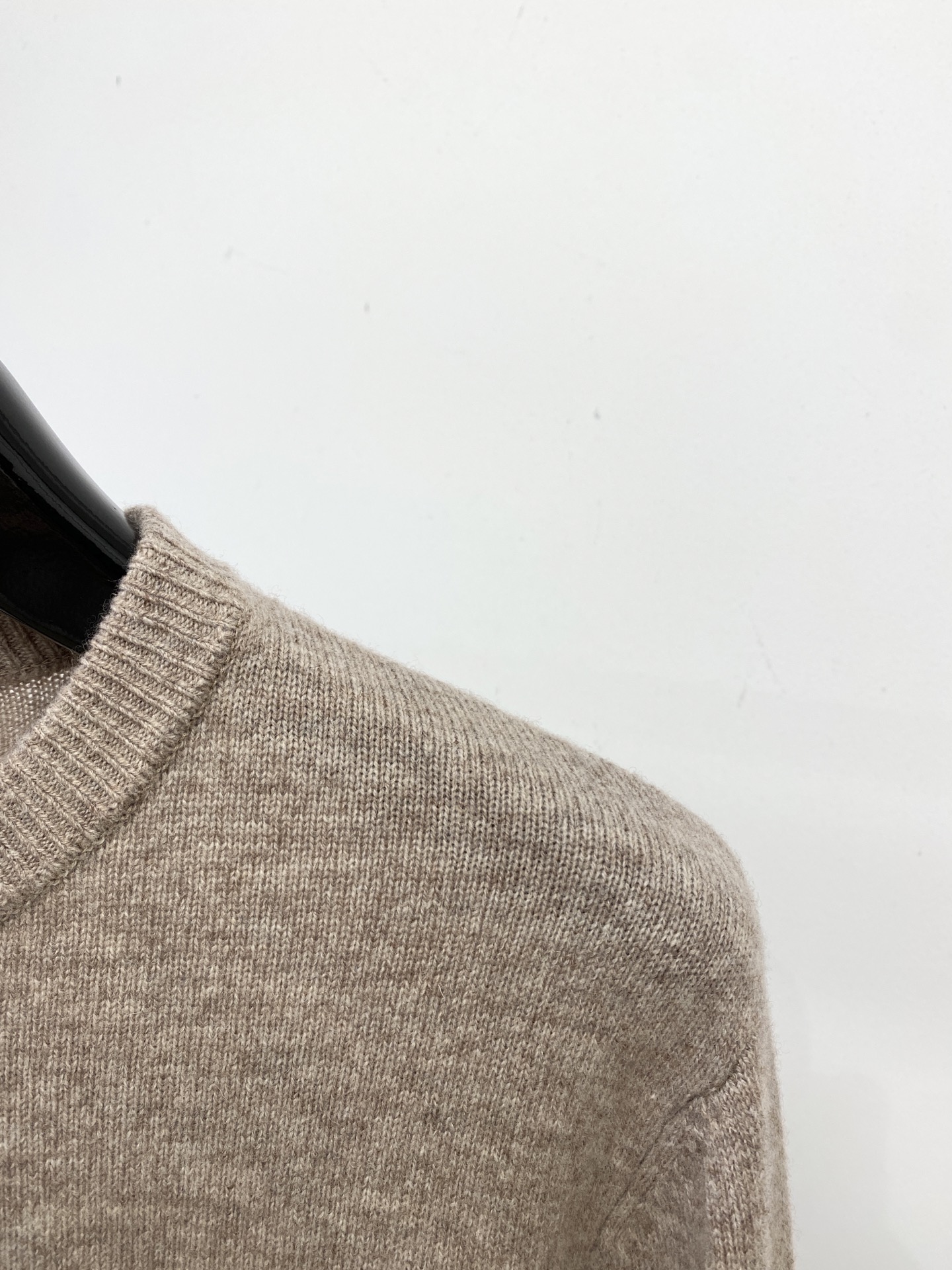 迪奥、2025新品羊毛衣 具有手感细腻柔软，可直接与肌肤接触，让暖心的纱线变化出细腻的质感，顶级工艺极具