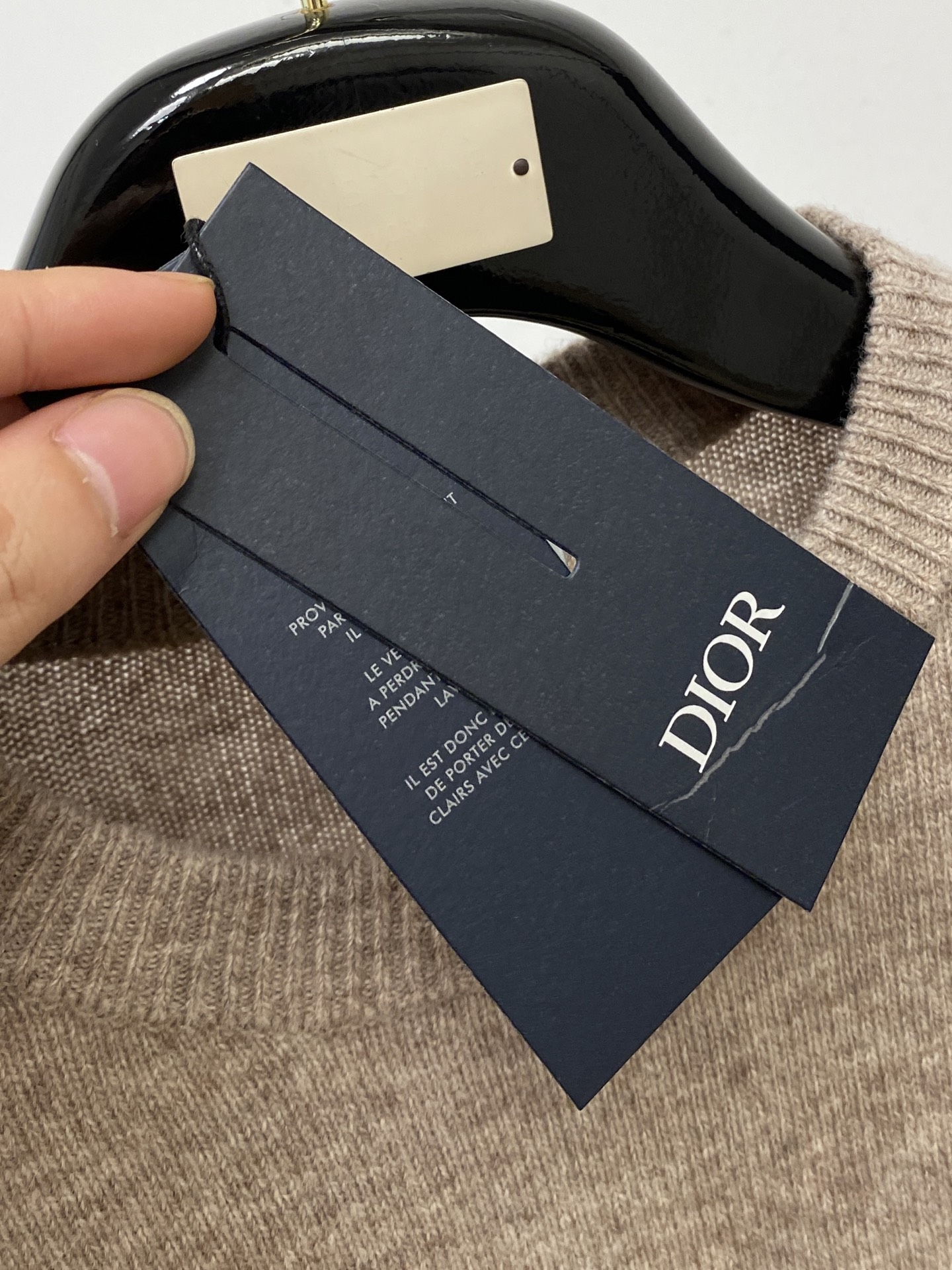 迪奥、2025新品羊毛衣 具有手感细腻柔软，可直接与肌肤接触，让暖心的纱线变化出细腻的质感，顶级工艺极具