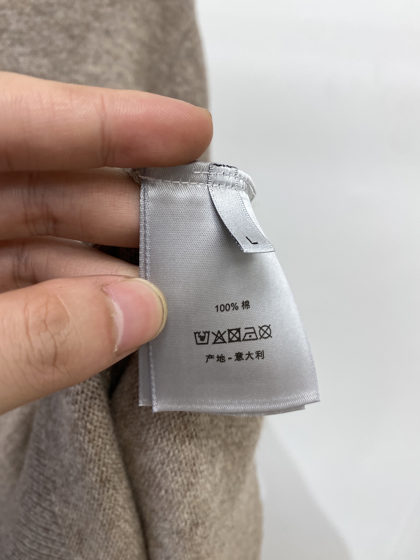 迪奥、2025新品羊毛衣 具有手感细腻柔软，可直接与肌肤接触，让暖心的纱线变化出细腻的质感，顶级工艺极具