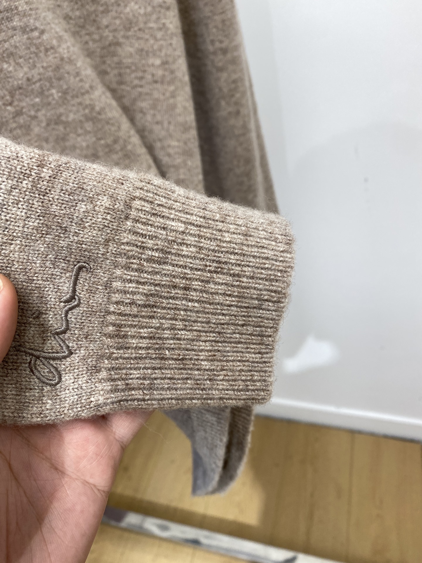 迪奥、2025新品羊毛衣 具有手感细腻柔软，可直接与肌肤接触，让暖心的纱线变化出细腻的质感，顶级工艺极具